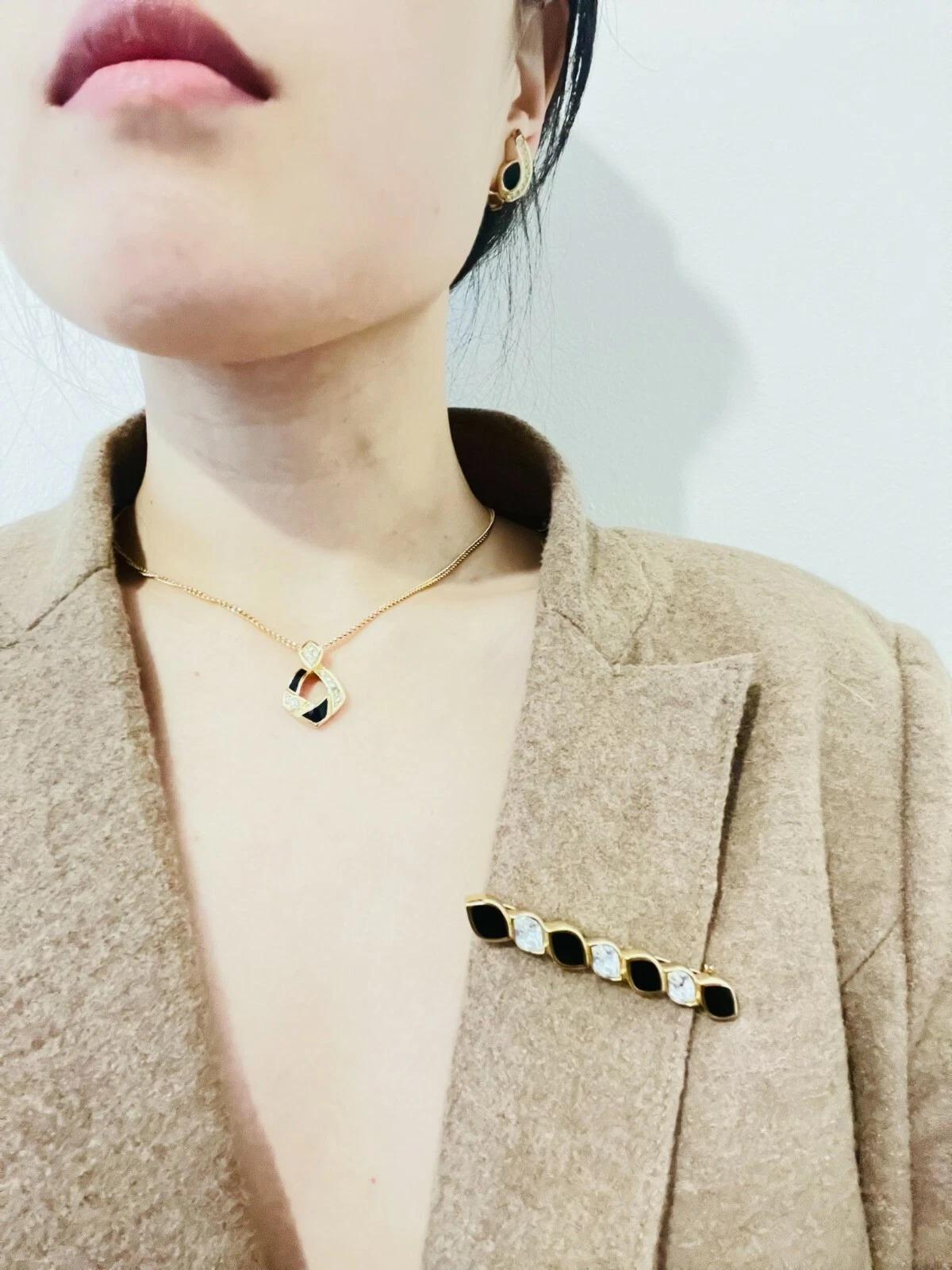 Christian Dior Vintage 1980er Jahre Schwarz Emaille Kristalle Lange Bar Spiral Twist Brosche im Angebot 5
