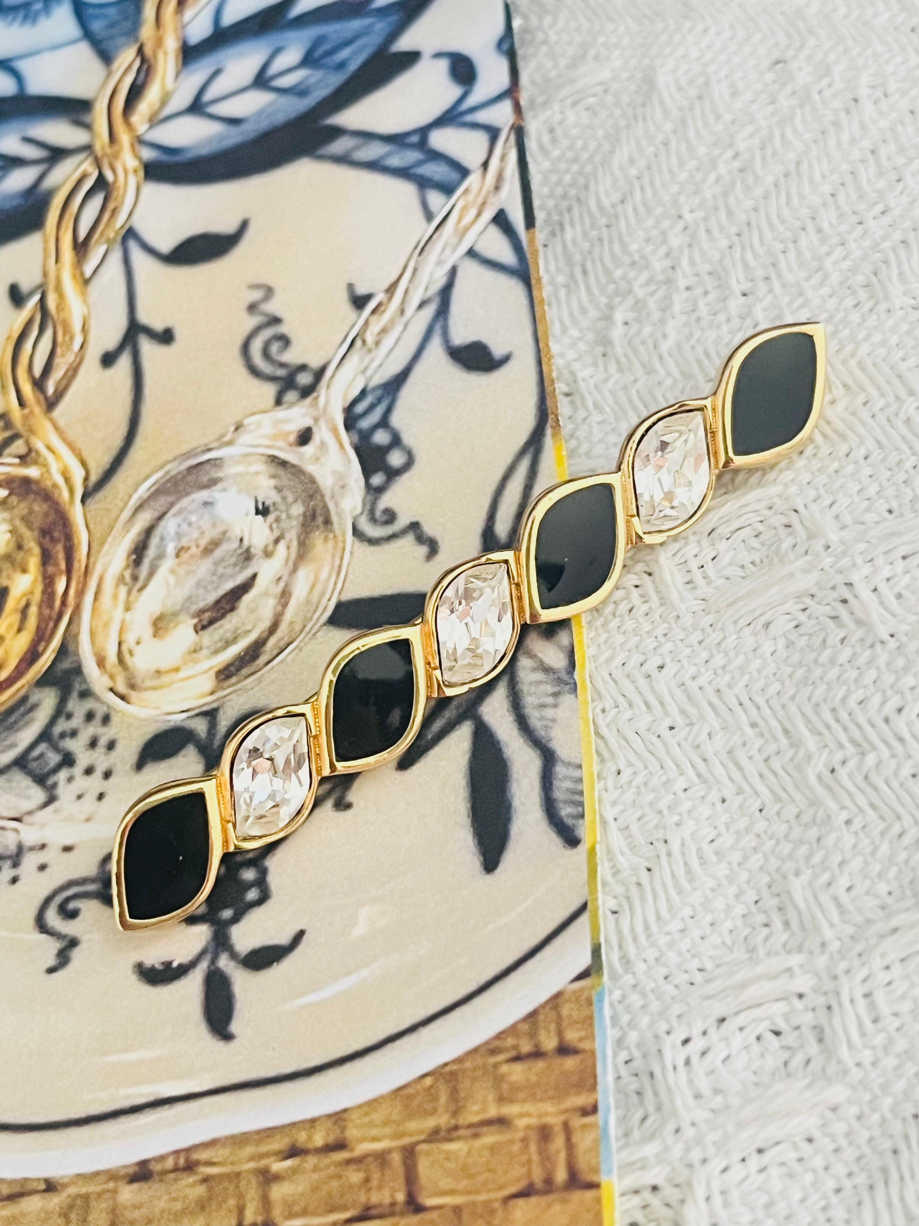 Christian Dior Vintage 1980s Unisex Schwarz Emaille Kristalle Langes Blatt Bar Spirale Twist Elegant Modenist Brosche, Gold-Ton

Christian Dior ist bekannt für seine zeitlos eleganten Designs und präsentiert diese Brosche. Der Anhänger aus