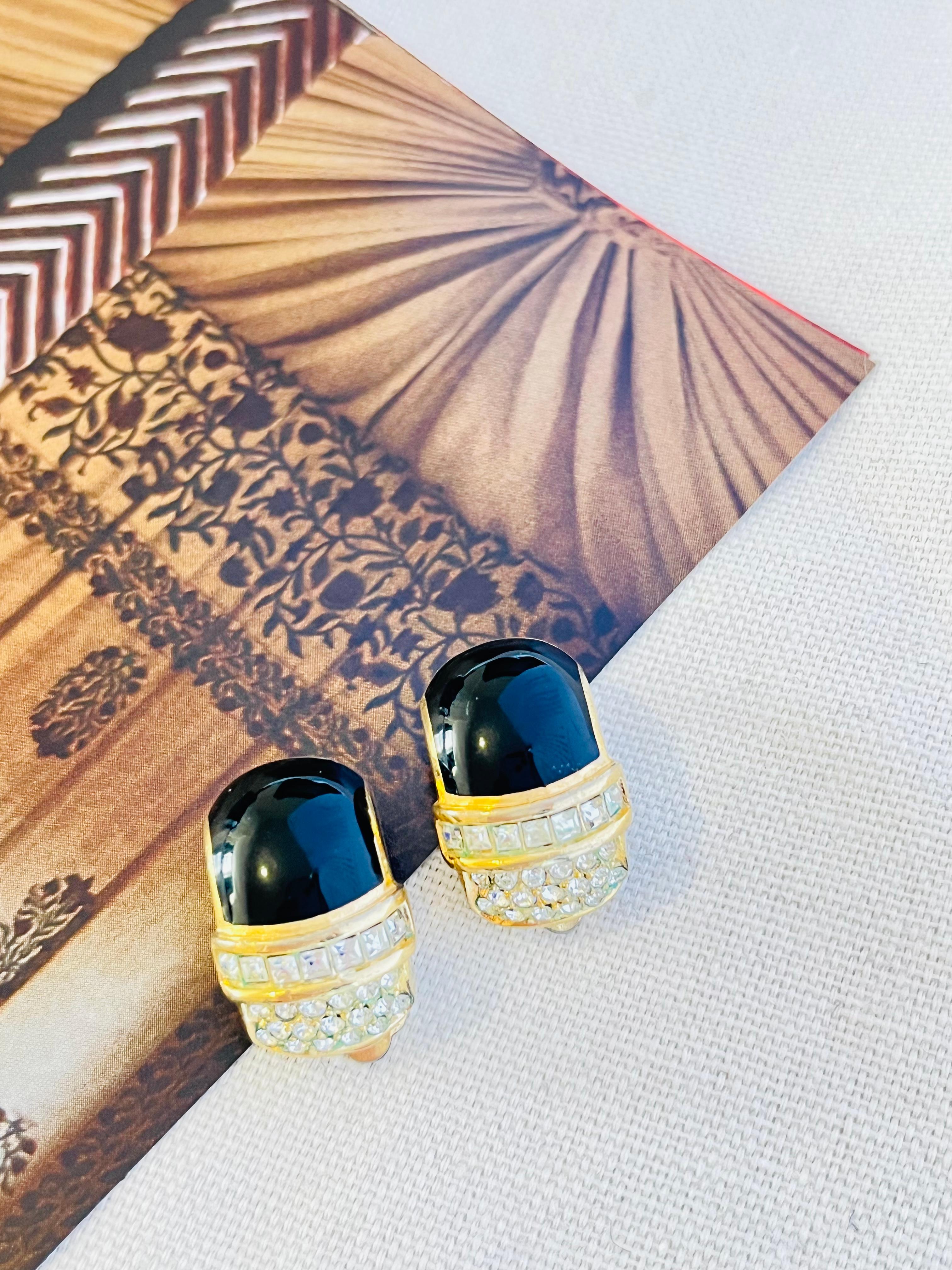 Christian Dior Vintage 1980s Schwarz Emaille Kristalle Oval Hoop Dome Elegant Modernist Clip Ohrringe, Gold-Ton

Guter Zustand. 100% echt. Einige leichte Kratzer, etwas Farbverlust auf der Rückseite.

Ein sehr schönes Paar Ohrclips von Chr. DIOR,