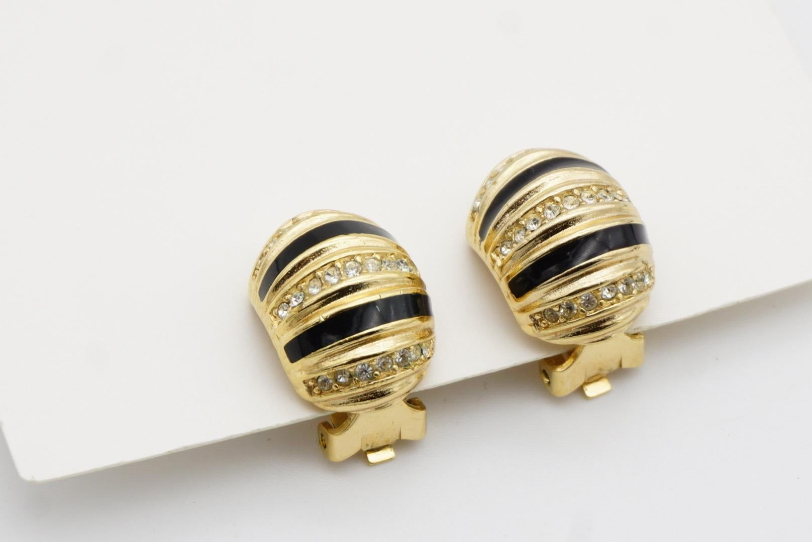 Christian Dior Vintage Años 80 Cristales de esmalte negro Pendientes de clip de cúpula sinuosa en venta 5