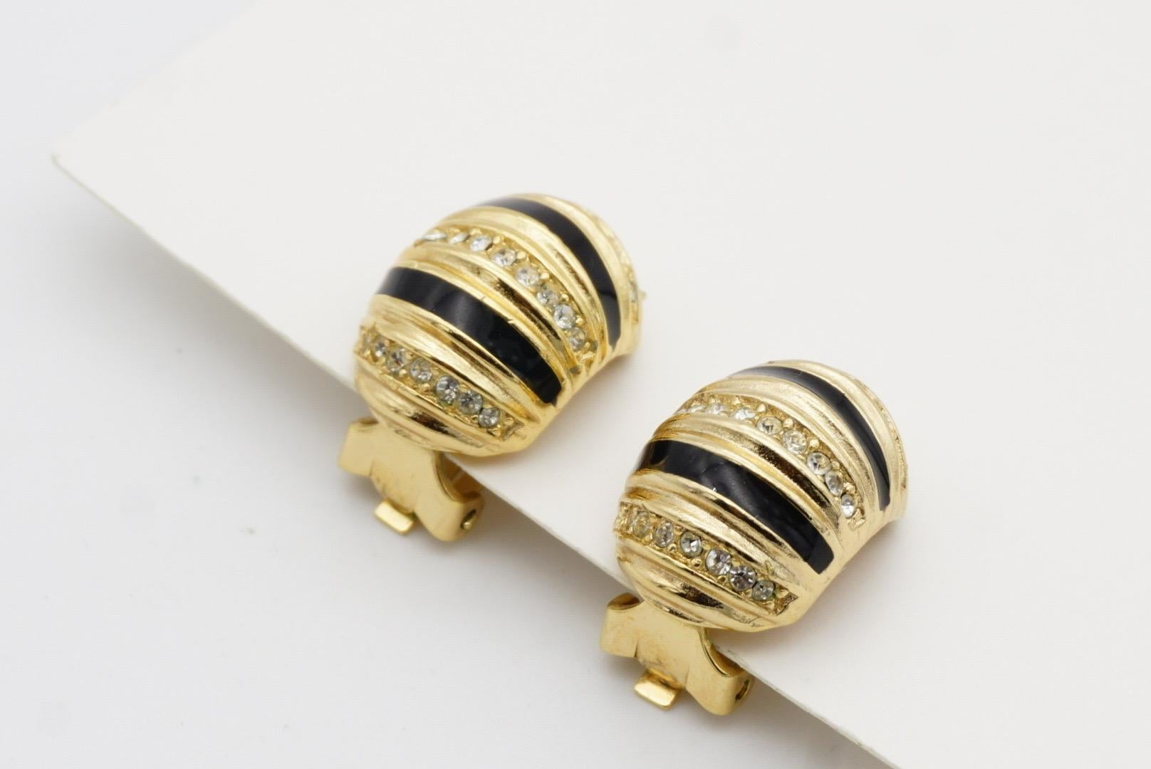 Christian Dior Vintage Años 80 Cristales de esmalte negro Pendientes de clip de cúpula sinuosa en venta 7