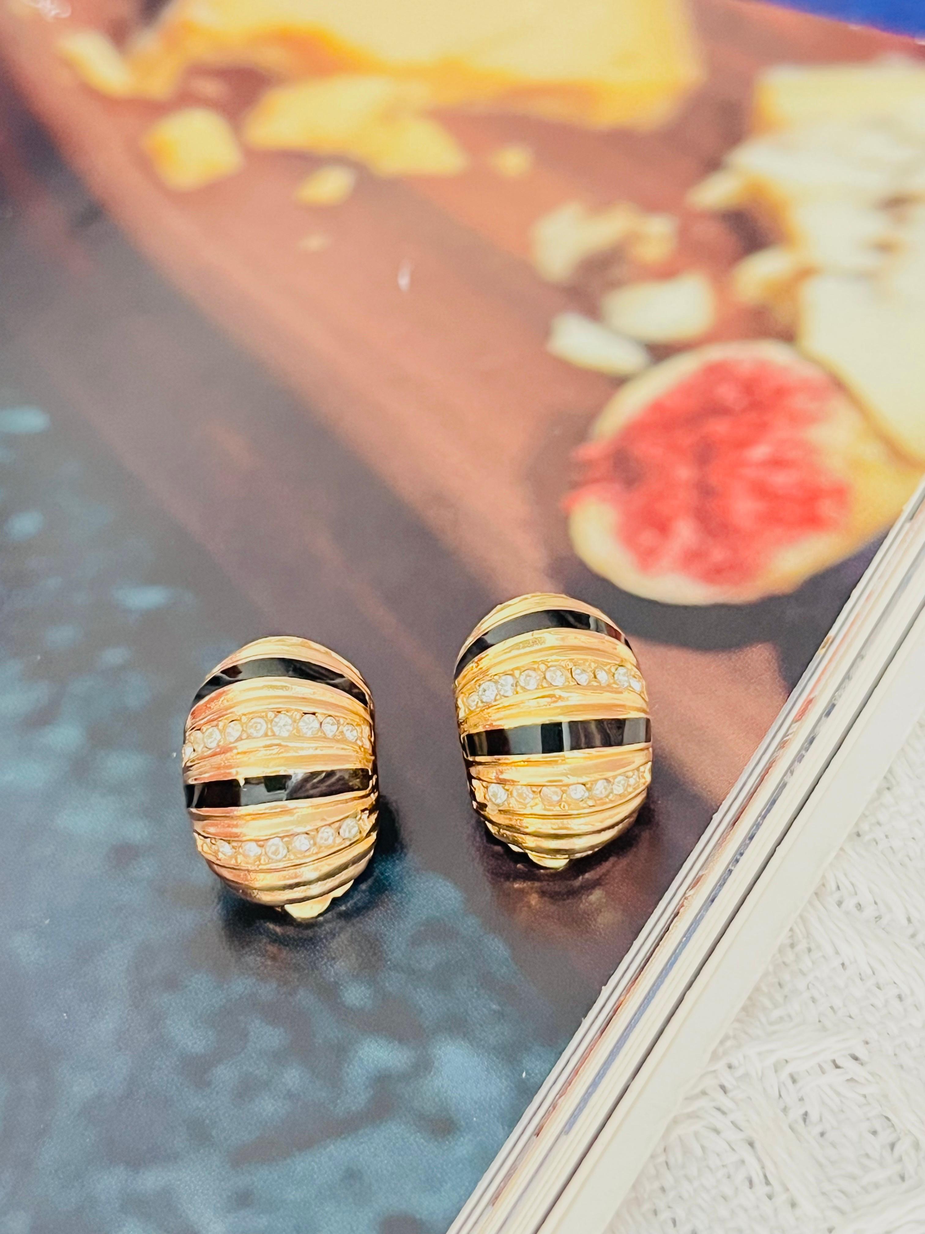 Femenino o masculino Christian Dior Vintage Años 80 Cristales de esmalte negro Pendientes de clip de cúpula sinuosa en venta