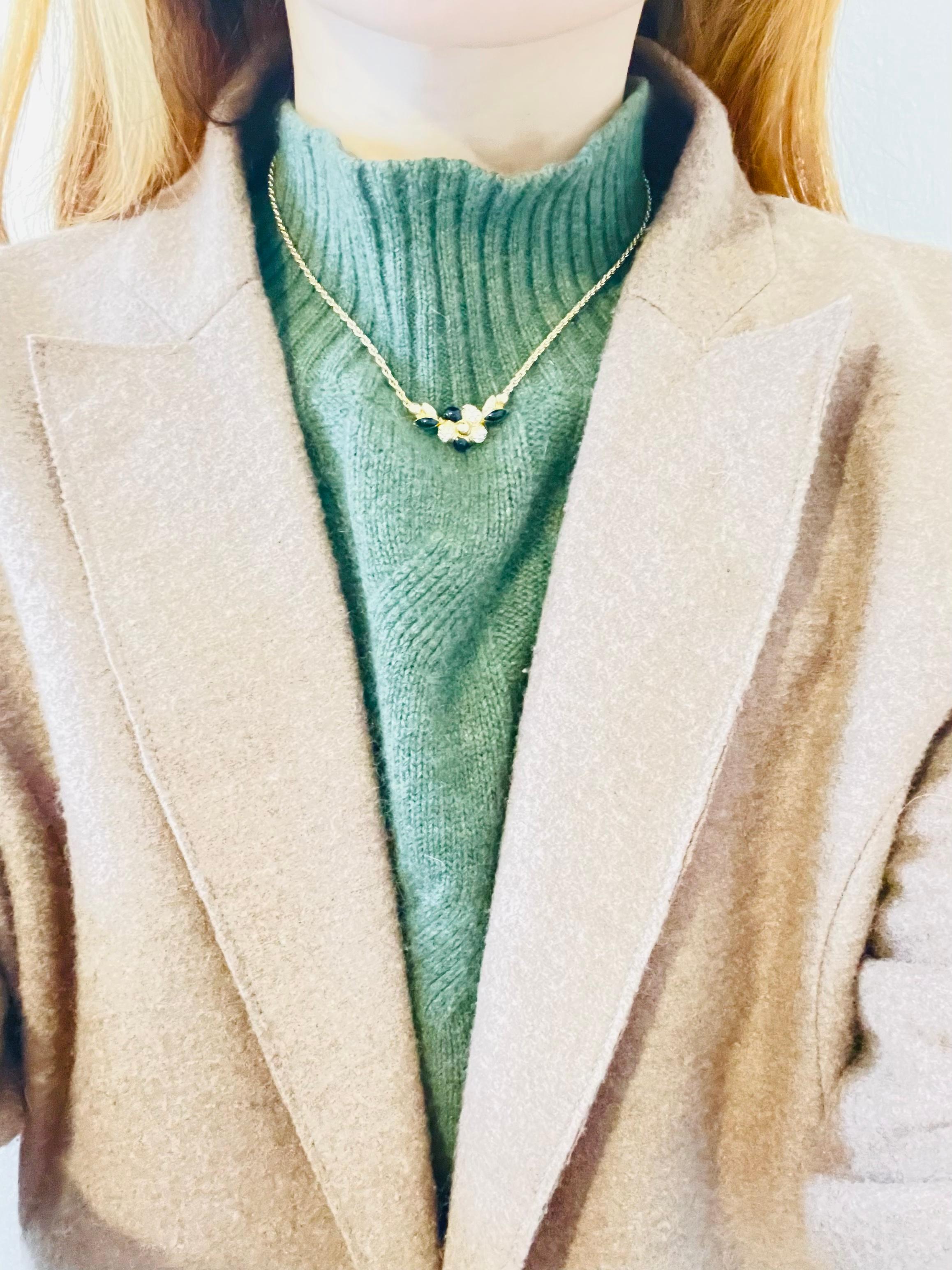 Femenino o masculino Christian Dior Vintage Años 80 Collar Colgante Flor Hoja Cristales Esmalte Negro en venta