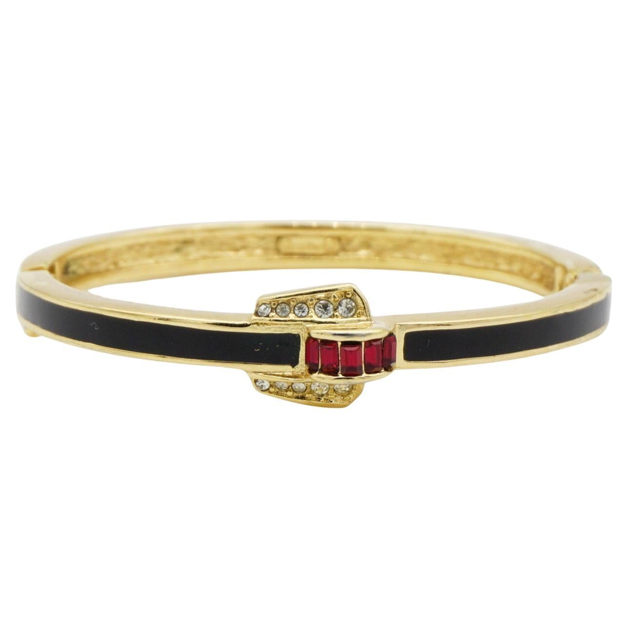 Christian Dior Vintage Años 80 Unisex Esmalte Negro Rubí Rojo Cristales Transparentes Colgante Brazalete, Tono Dorado

Muy buen estado. Algunos arañazos leves o de color. apenas perceptibles. 100% original.

Una pulsera muy bonita de Chr. DIOR,