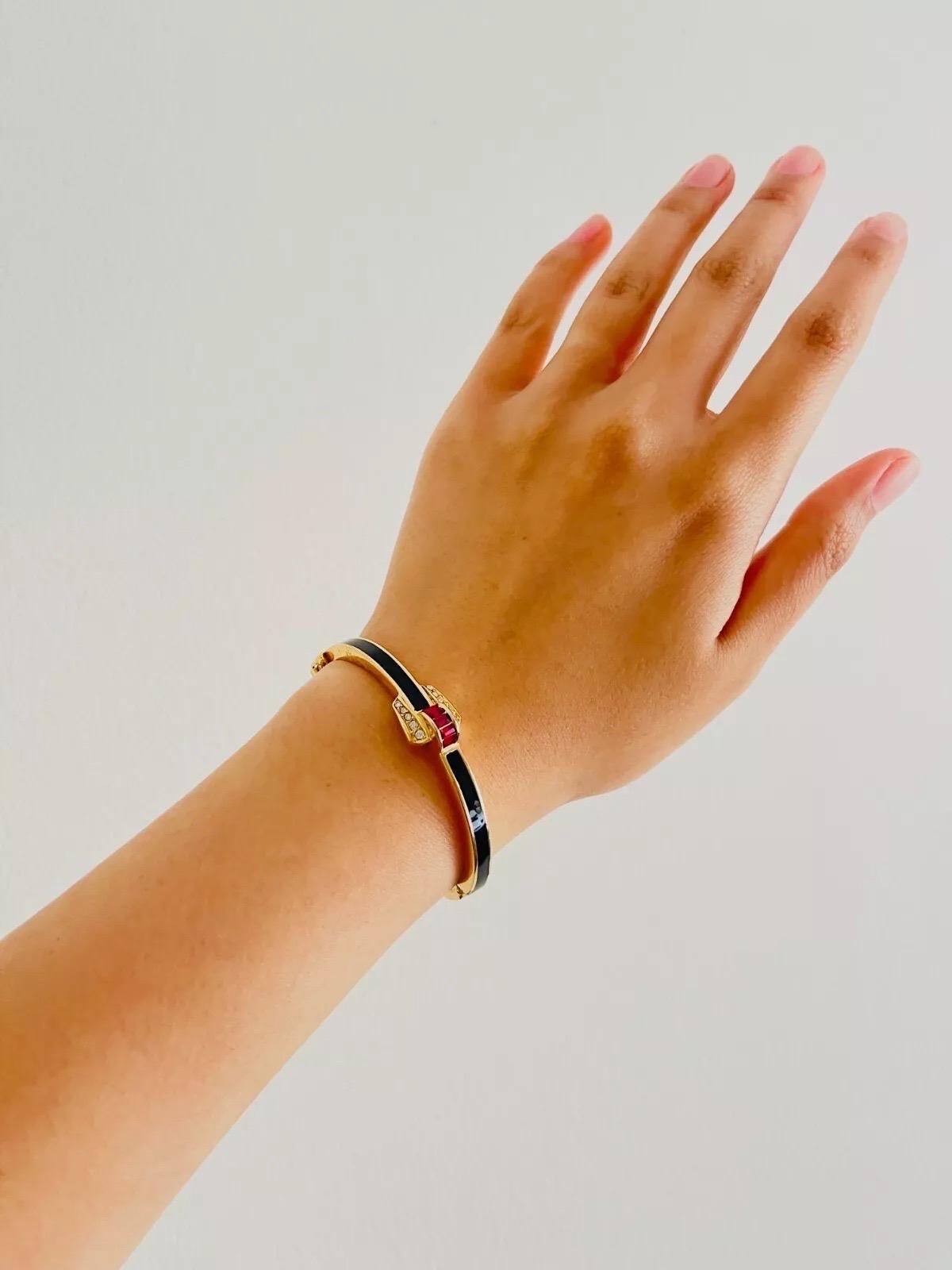 Femenino o masculino Christian Dior Vintage Años 80 Esmalte negro Cristales de rubí Brazalete puño Pulsera en venta