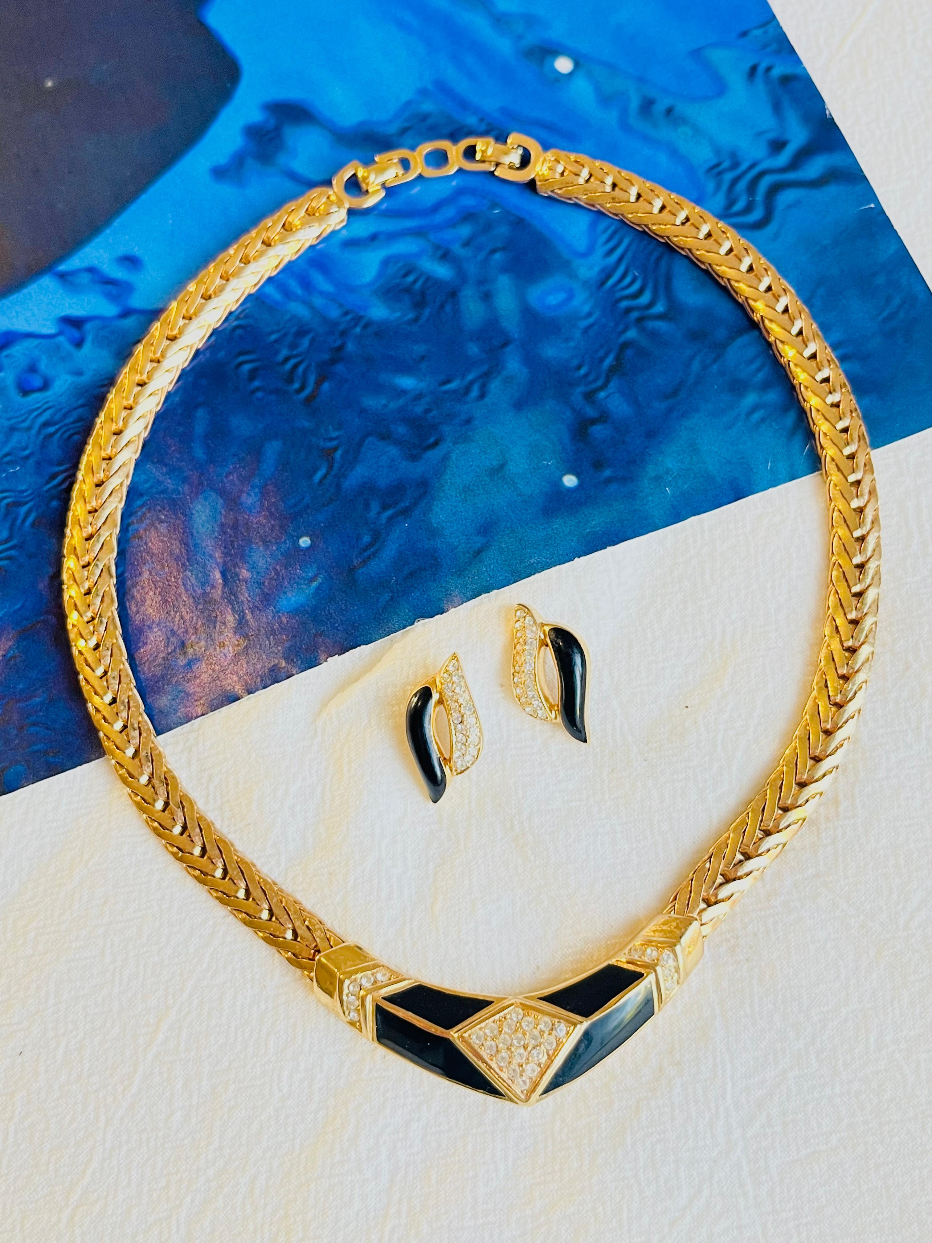 Christian Dior Vintage 1980s Black Moon Leaf Diamond Crystals Set, Necklace Earrings, Gold Tone

Collier ras du cou tressé et boucles d'oreilles percées.

Très bon état. 100% authentique. Signe à la pince du collier et au dos des boucles d'oreilles.
