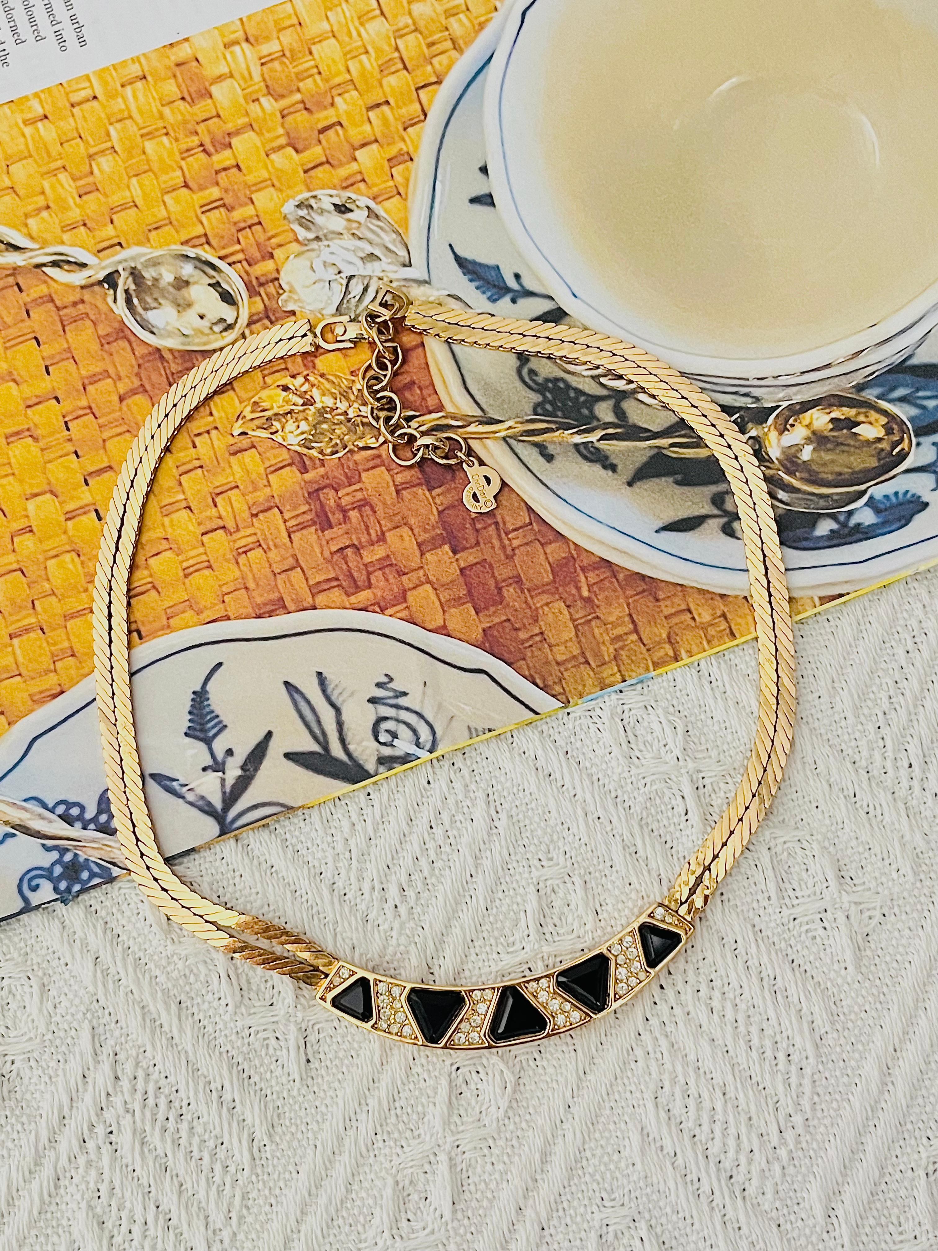 Christian Dior Vintage 1980 Unisex Smalto Nero Triangoli Cristalli Mezzaluna Bar Doppio Strato Collana Choker Modernista, Tono Oro

Condizioni eccellenti. Non ci sono pietre perse o perdite di colore.  100% autentico. Un pezzo unico. Firmato sul