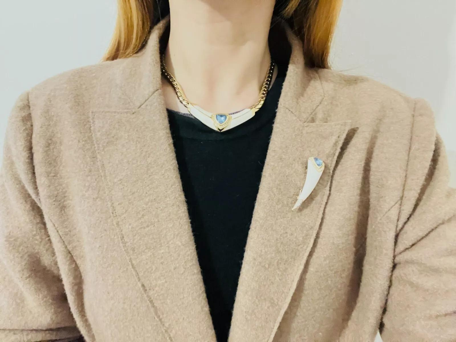 Christian Dior Vintage Años 80 Azul Aqua Blanco Triángulo Cristales Collar Chunky en venta 2