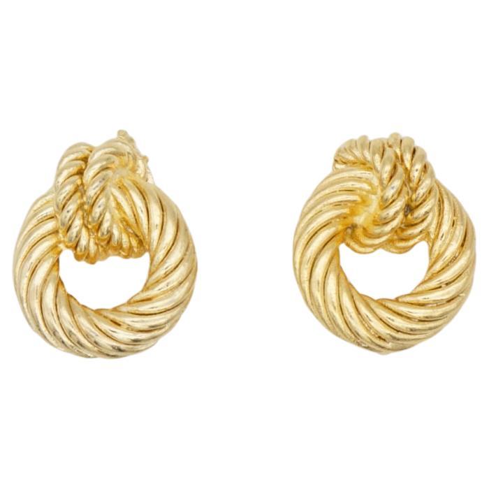 Christian Dior Vintage 1980s Kreis Hoop Knoten Spirale Twist Petite Clip Ohrringe, Gold-Ton

Sehr guter Zustand. Ganz neu. 100% echt.

Ein sehr schönes Paar Ohrclips von Chr. DIOR, signiert auf der Rückseite.

Größe: 1,2*1,5 cm.

Gewicht: 3.0