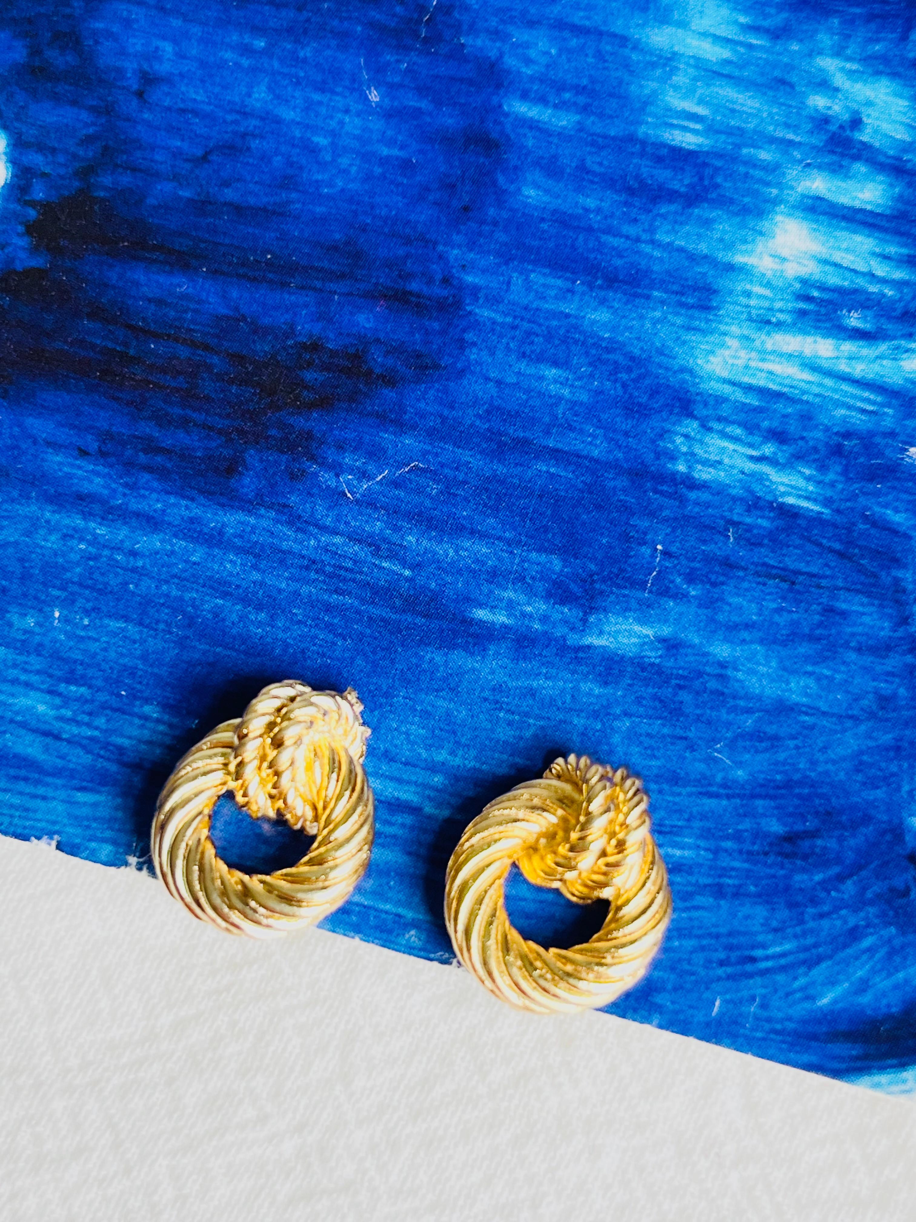 Christian Dior Vintage 1980er Jahre Kreis Creolen Knot Spiral Twist Kleine Clip-Ohrringe im Angebot 1