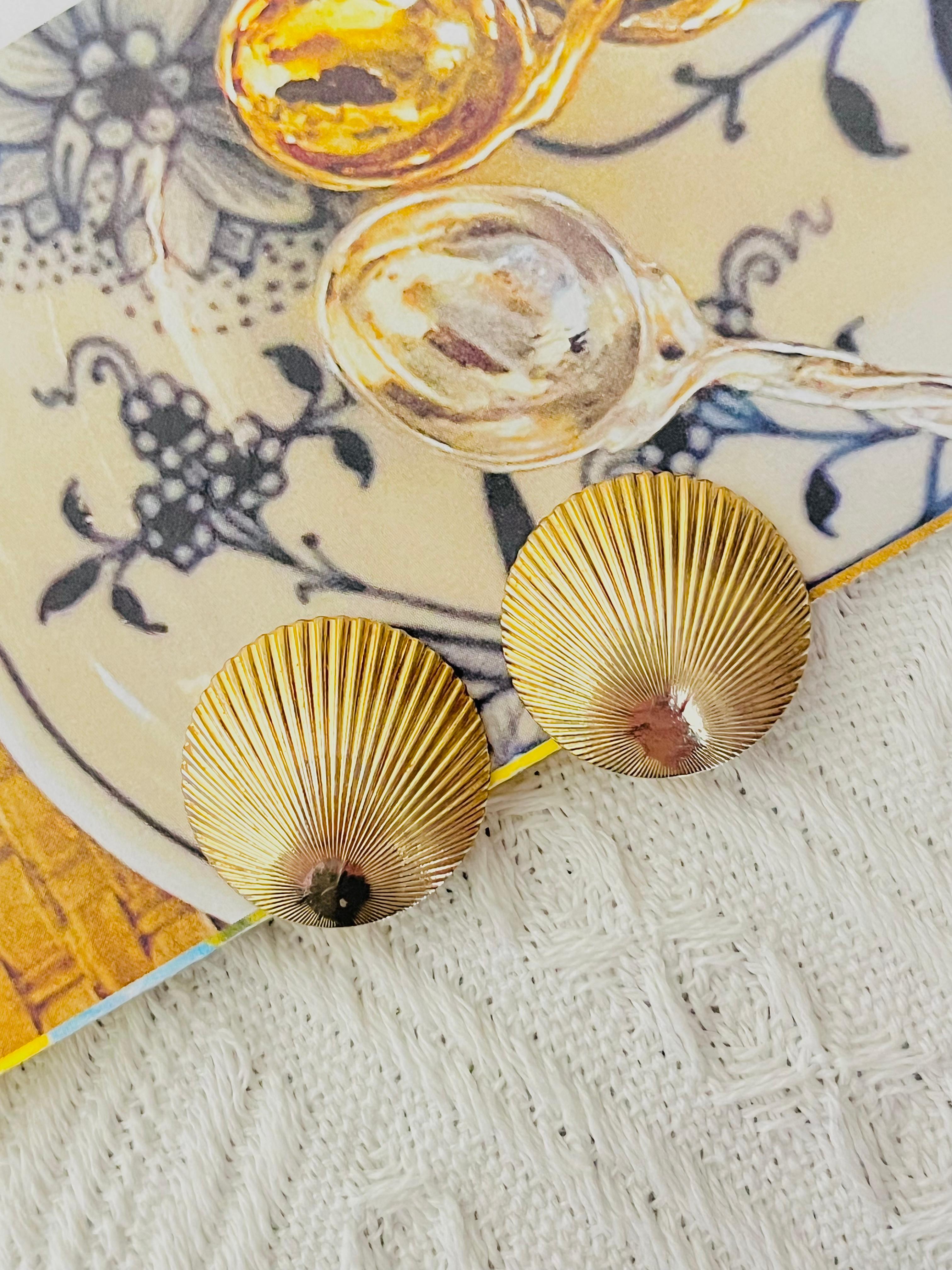 Christian Dior Vintage 1980s Unisex Circle Round Shell Modernist Clip Earrings, Gold Tone

Good condition. Some light scratches and colour loss. 100% genuine.

A very beautiful pair of clip on earrings by Chr. DIOR, signed at the back.

Size: