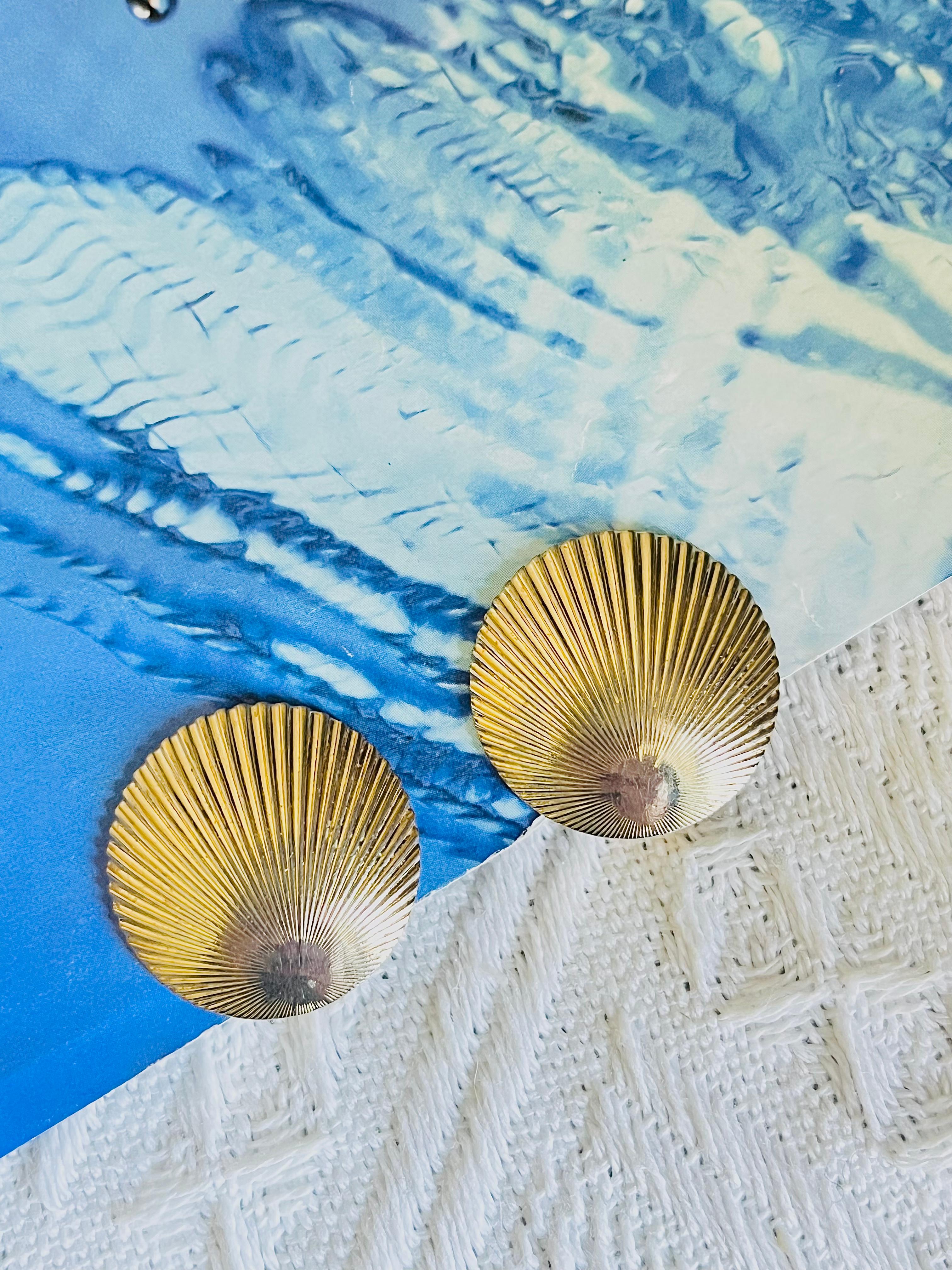 Christian Dior Vintage 1980s Circle Round Shell Modernist Gold Clip Earrings In Good Condition For Sale In Wokingham, England