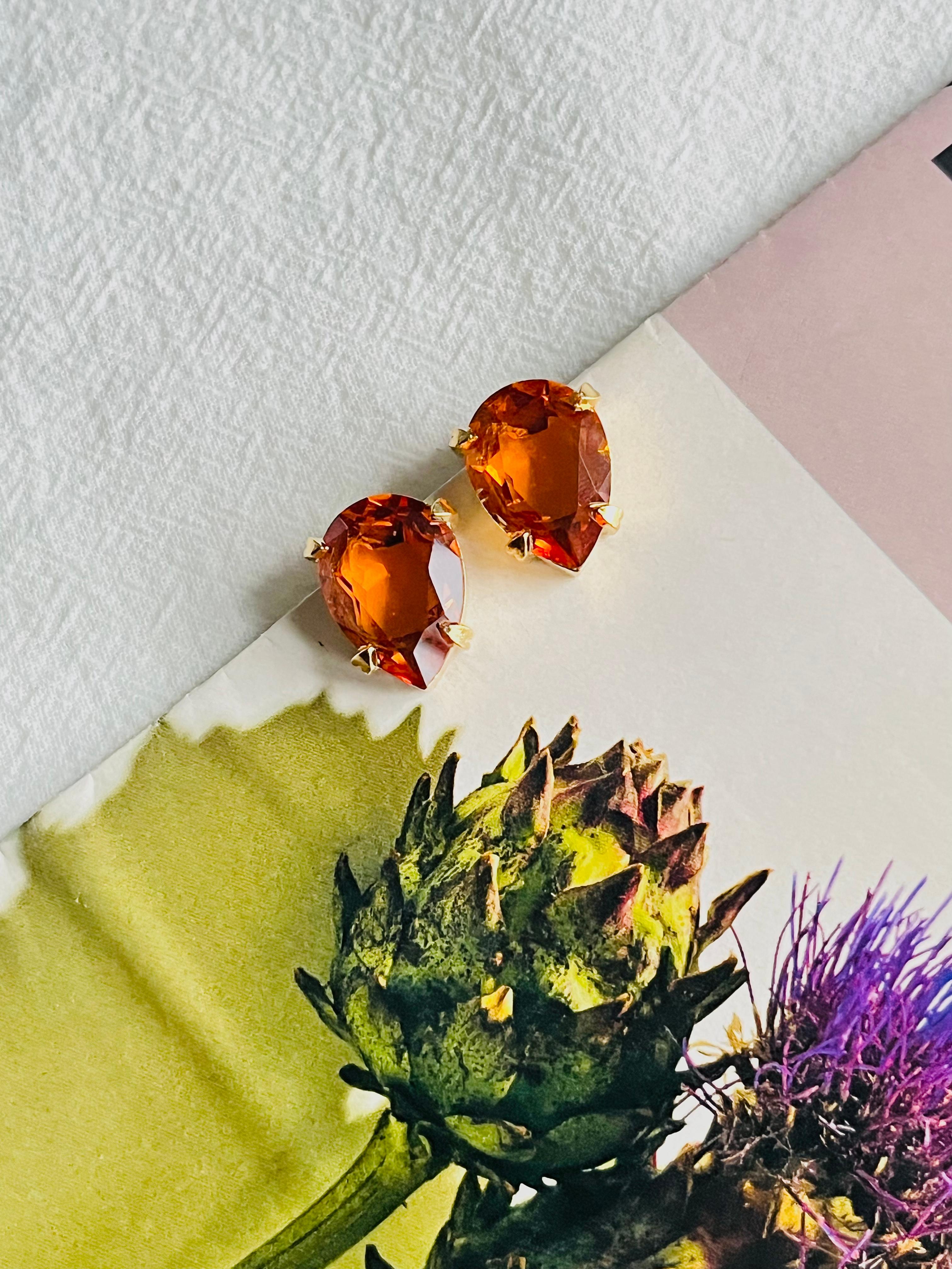 Christian Dior Vintage 1980s Citrine Orange Crystal Water Tear Drop Clip Earrings, Gold Tone

Very good condition. 100% Genuine. Rare to find.

A very beautiful pair of earrings by Chr. DIOR, signed at the back.

Material: Gold plated metal,