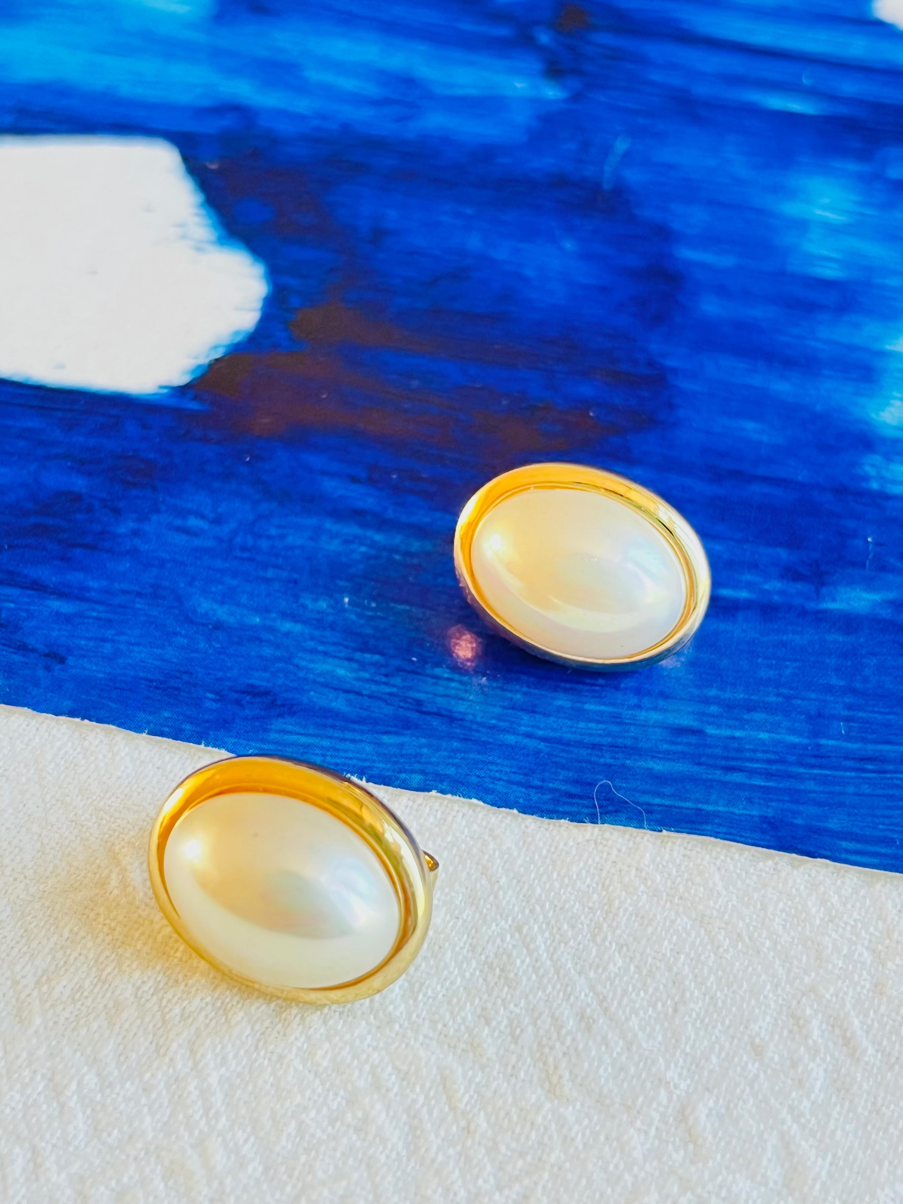 Christian Dior Vintage 1980s Classic Bright White Pearl Oval Gold Clip Earrings In Excellent Condition For Sale In Wokingham, England