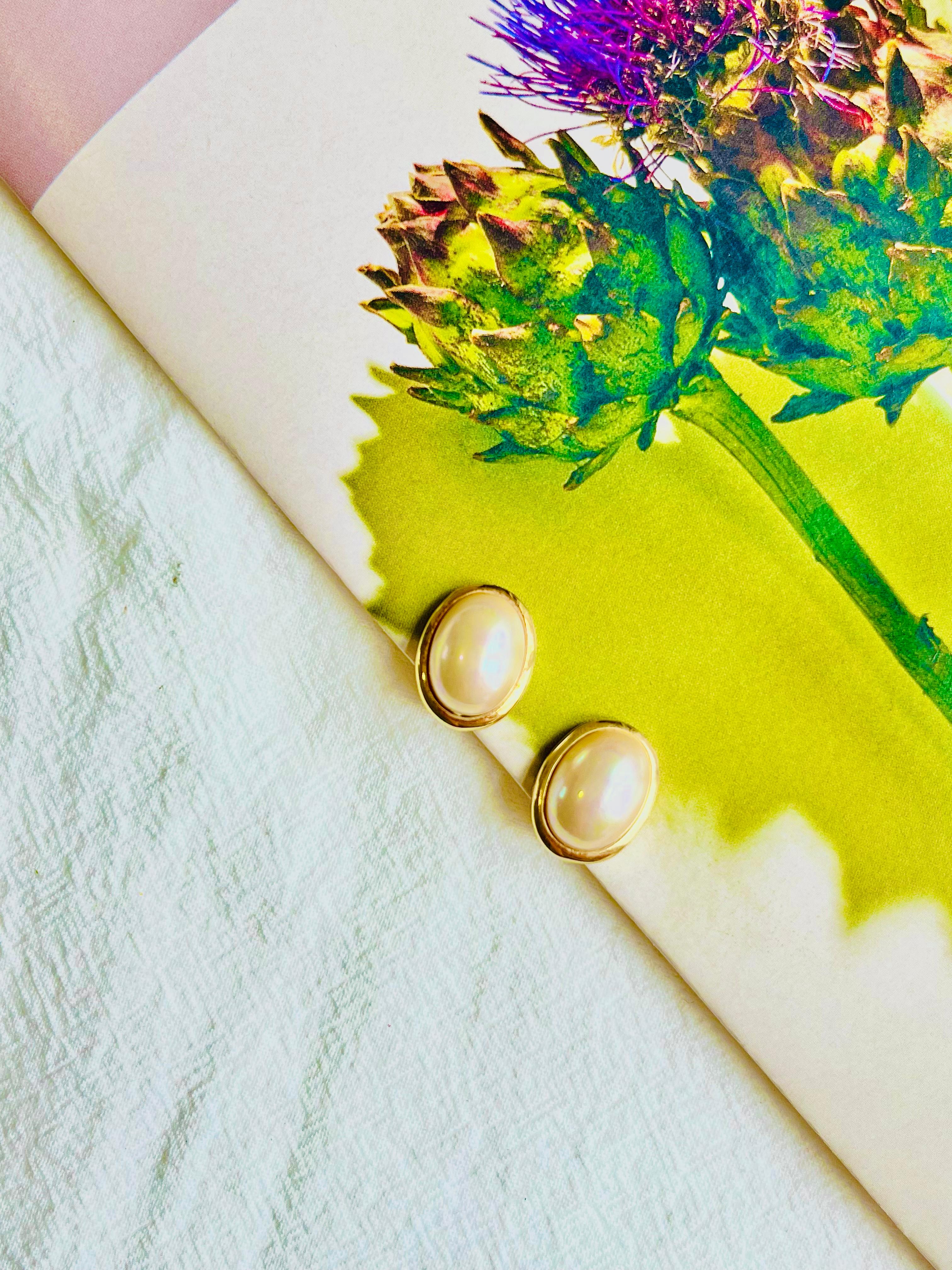 Christian Dior Vintage 1980s Classic Bright White Pearl Oval Gold Clip Earrings For Sale 1