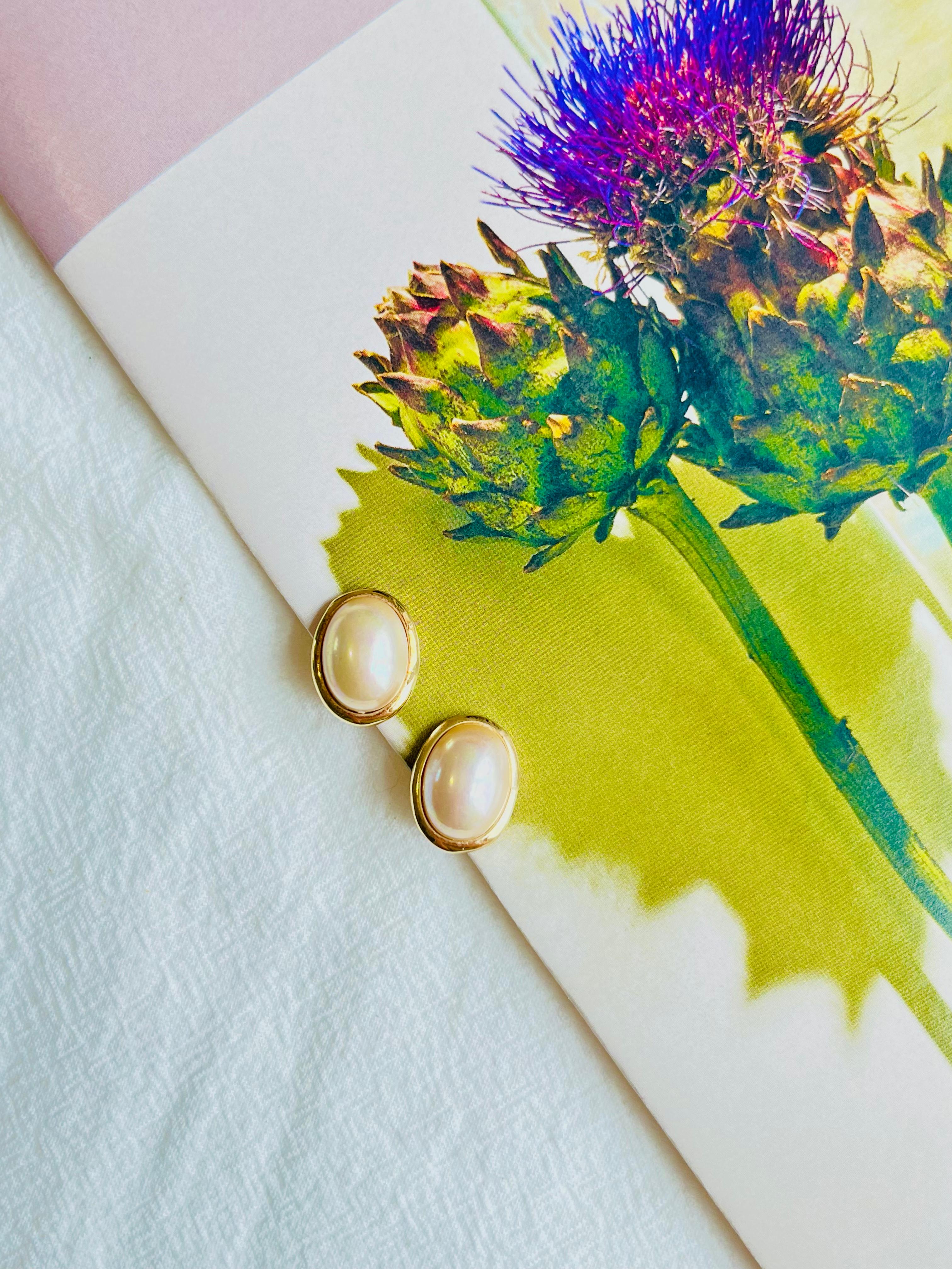 Christian Dior Vintage 1980s Classic Bright White Pearl Oval Gold Clip Earrings For Sale 2