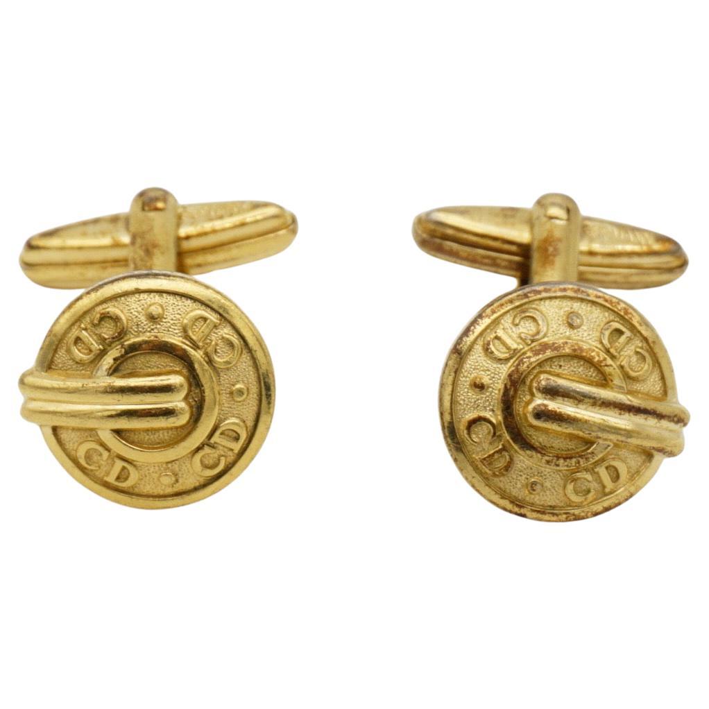Christian Dior Vintage 1980s Classic Hallmark Logo CD Monogram Circle Round Modernist Cufflinks, Gold Tone

Buone condizioni. 100% Autentico. Graffi e perdita di colore, comunque ottimo da usare. Raro da trovare.

Materiale: Metallo placcato