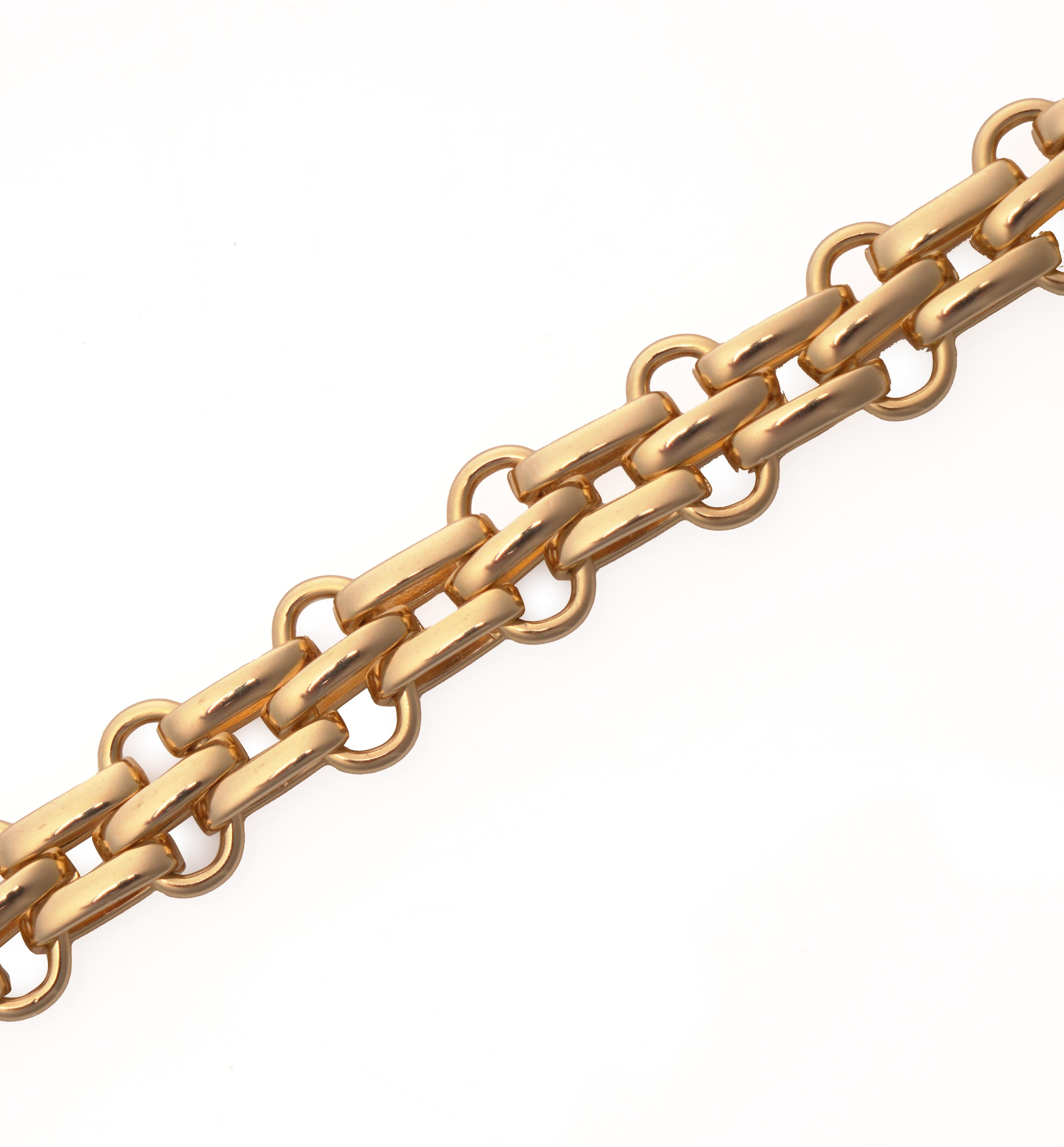 Bracciale vintage Christian Dior degli anni '80, progettato con audaci maglie intrecciate in stile modernista. Realizzate in metallo dorato lucido, le maglie creano un motivo geometrico e pulito tipico dei gioielli Dior del decennio. Il bracciale è