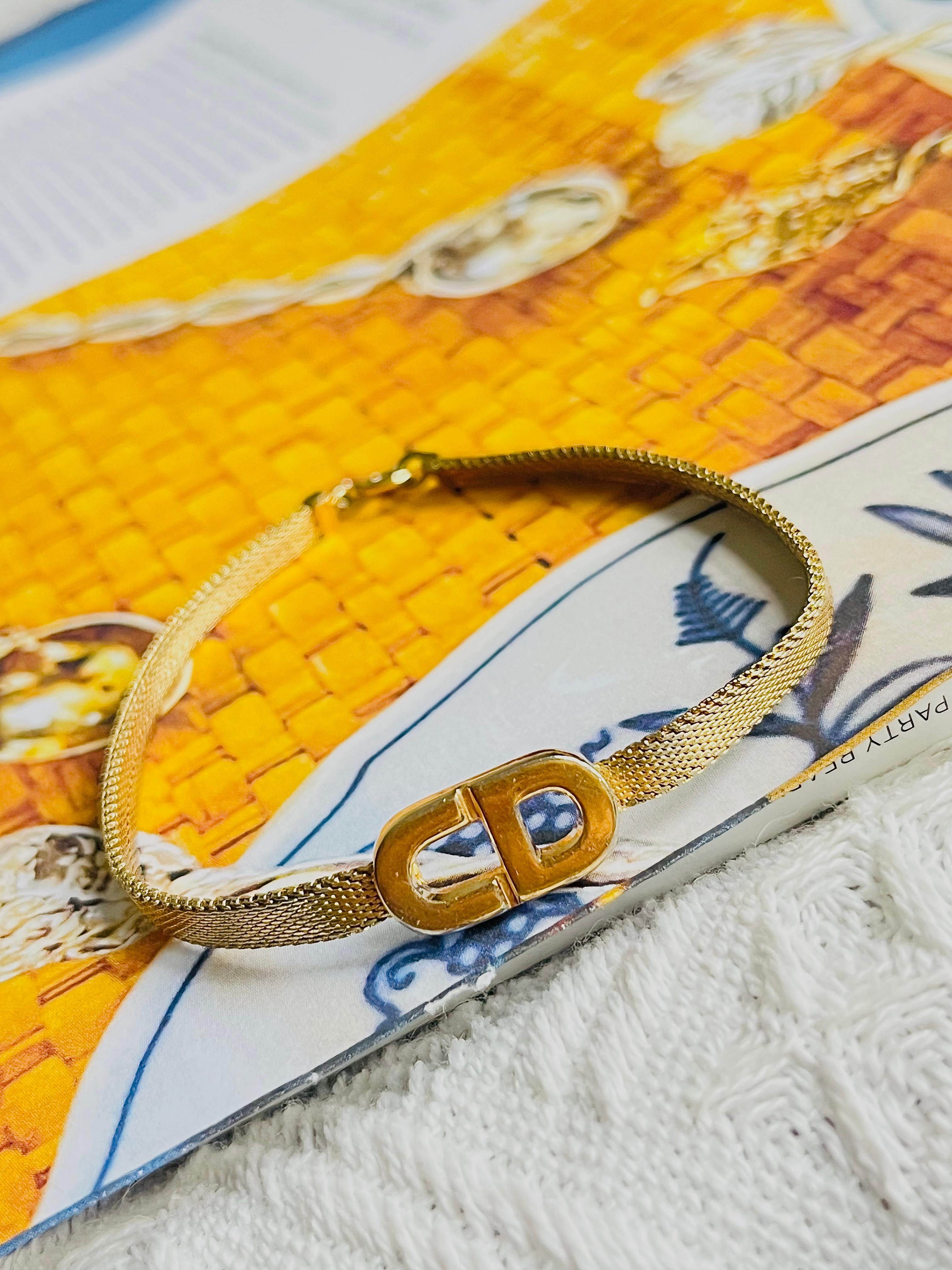 Christian Dior Vintage 1980s Unisex Classic Logo CD Monogram Charm Pendant Mesh Woven Modernist Bracelet, Gold Tone

Very good condition. Some light scratches or colour loss, barely noticeable. 100% Genuine.

Signed at the back. Rare to find.