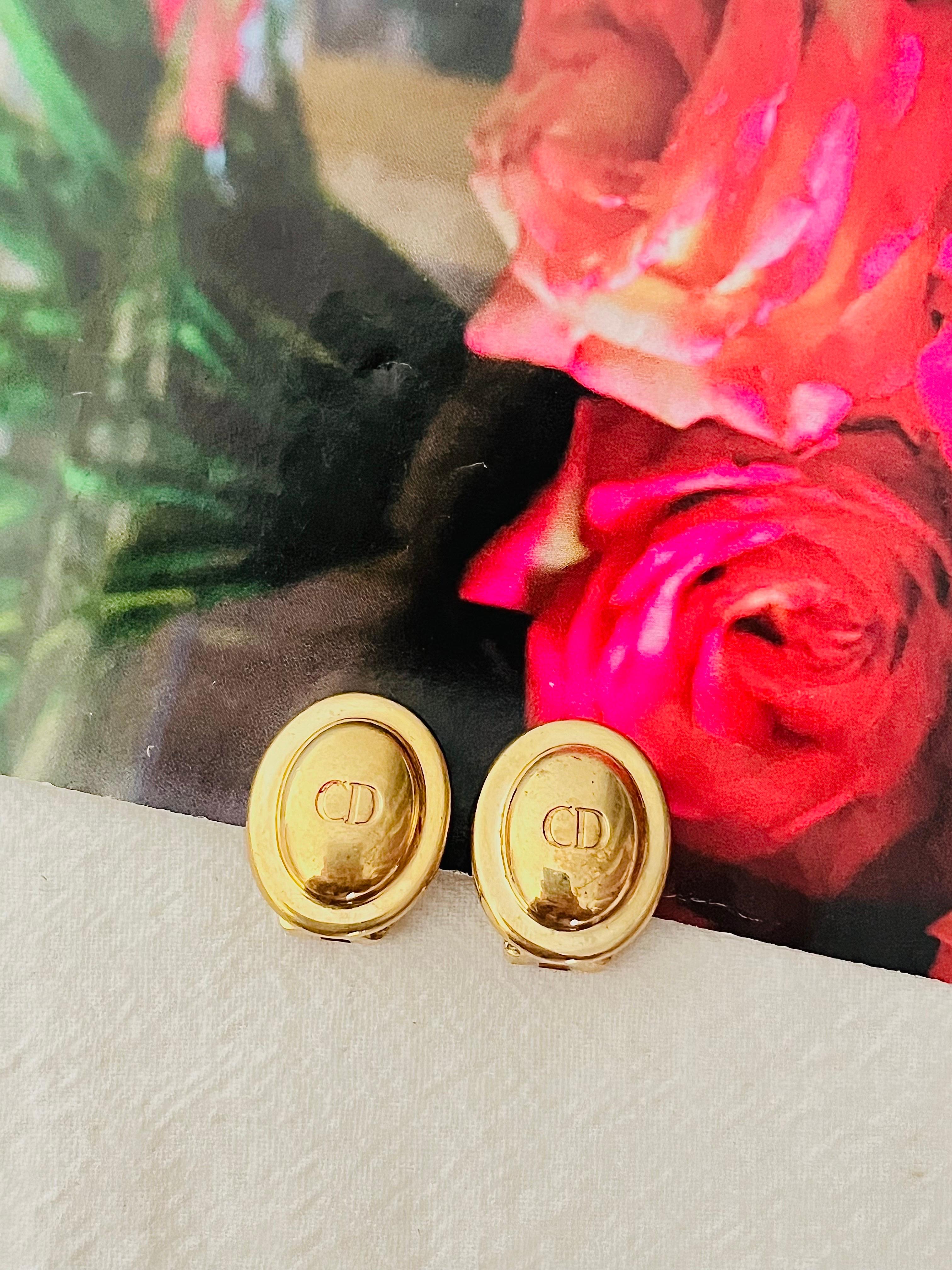 Christian Dior Vintage 1980s Unisex Classic Iconic Logo CD Monogram Oval Modernist Clip Earrings, Gold Plated

Very good condition. Some light scratches or colour loss, barely noticeable when wear them. 100% Genuine.

A very beautiful pair of
