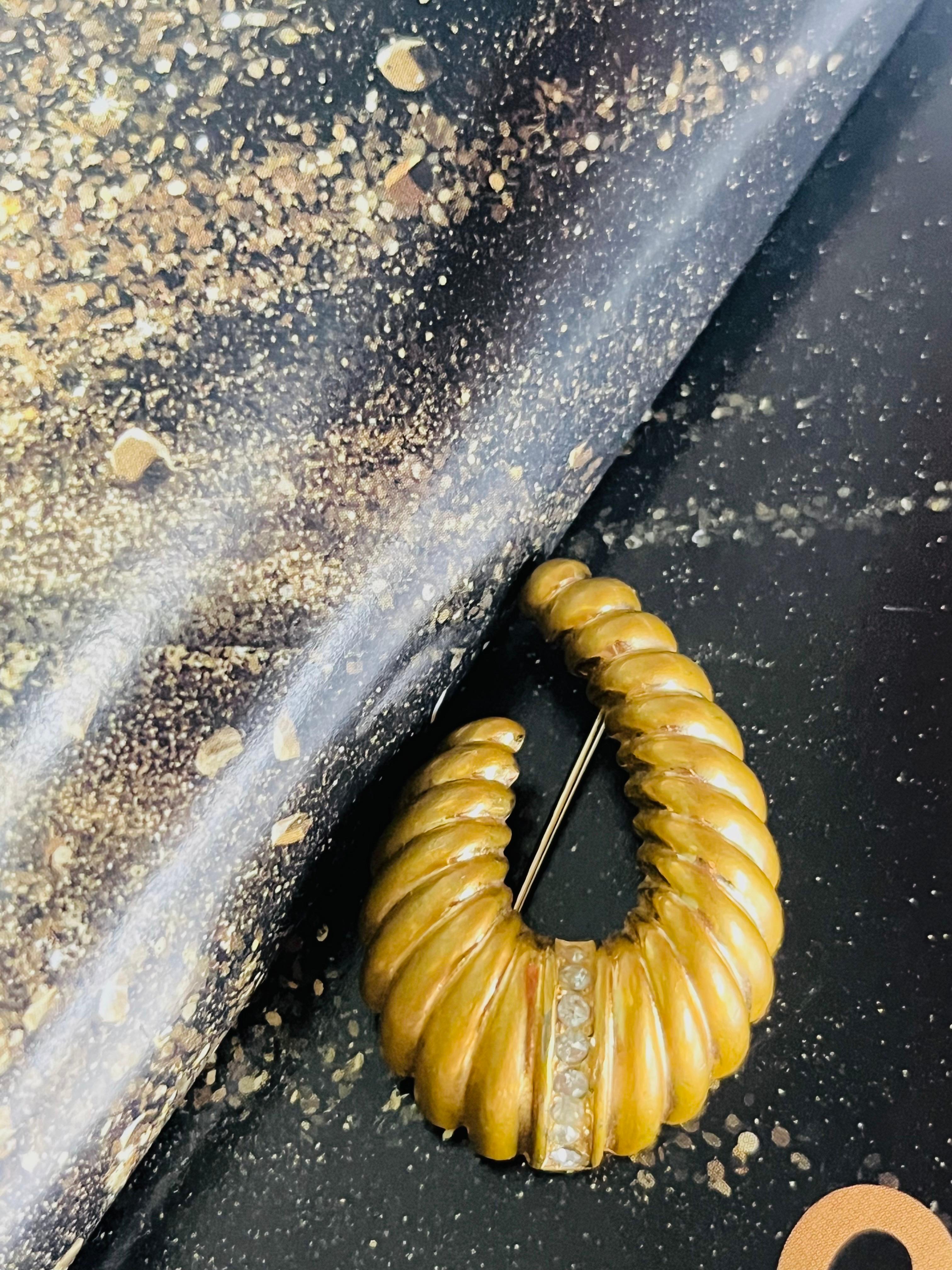 Christian Dior Vintage 1980s Unisex Croissant Oval Horn Shell Swirl Crystals Modernist Brooch, Gold Tone

Very good condition. Some light scratches or colour loss, some dark spots at back. 100% Genuine.

A unique piece. This is gold plated stylised