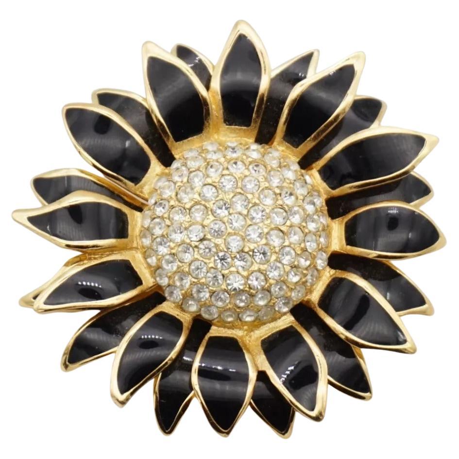 Christian Dior Vintage 1980s Crystals Black Petal Sunflower Double Layer Elegant Modenrist Brooch, Gold Tone

Sehr guter Zustand. Selten zu finden. Auf der Rückseite signiert. 100% echt.

MATERIAL: Vergoldetes Metall, Strasssteine, Emaille.

Größe:
