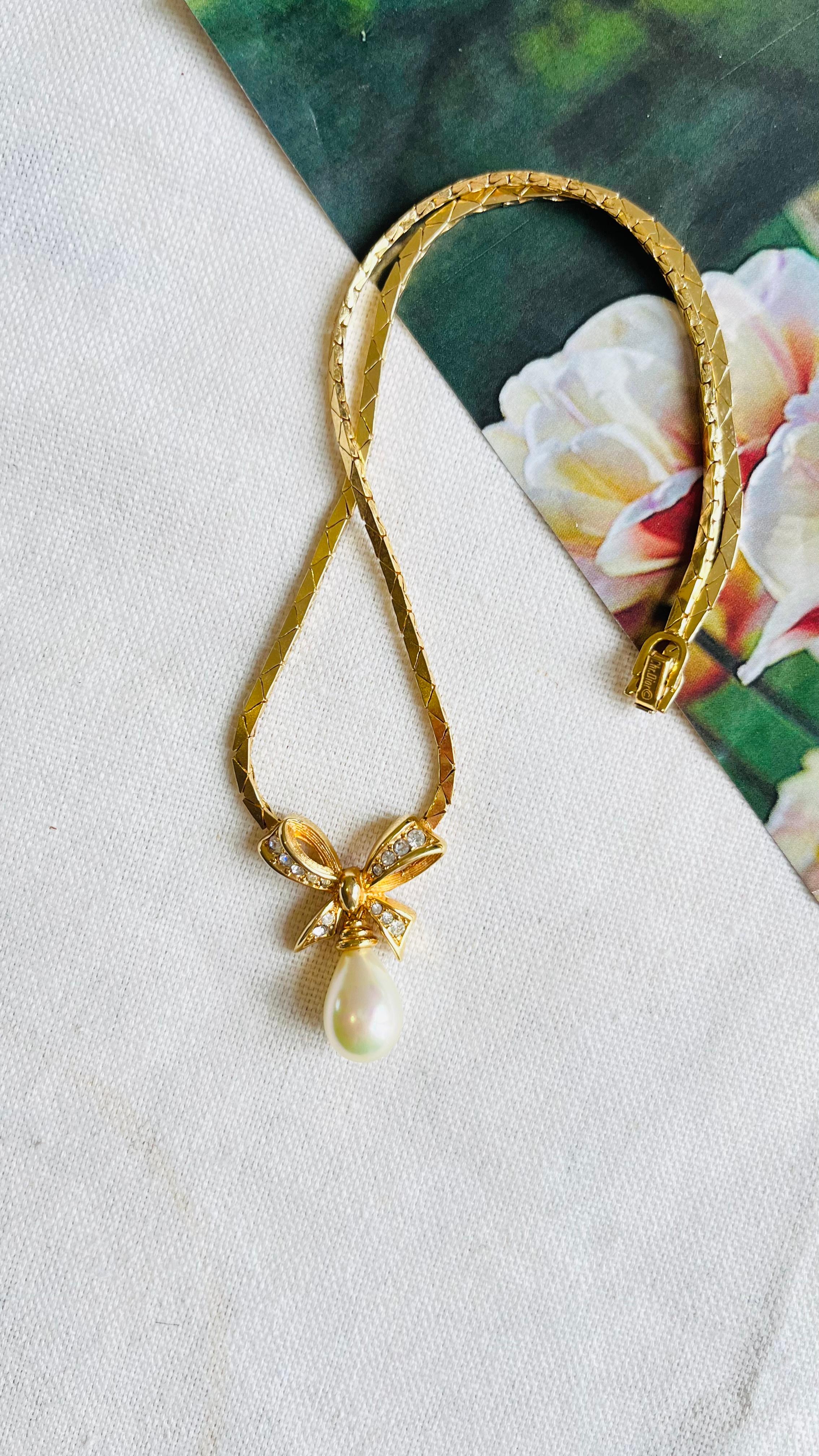 Art déco Christian Dior Collier pendentif vintage en or avec nœud en cristal et perles en forme de goutte d'eau, années 1980  en vente
