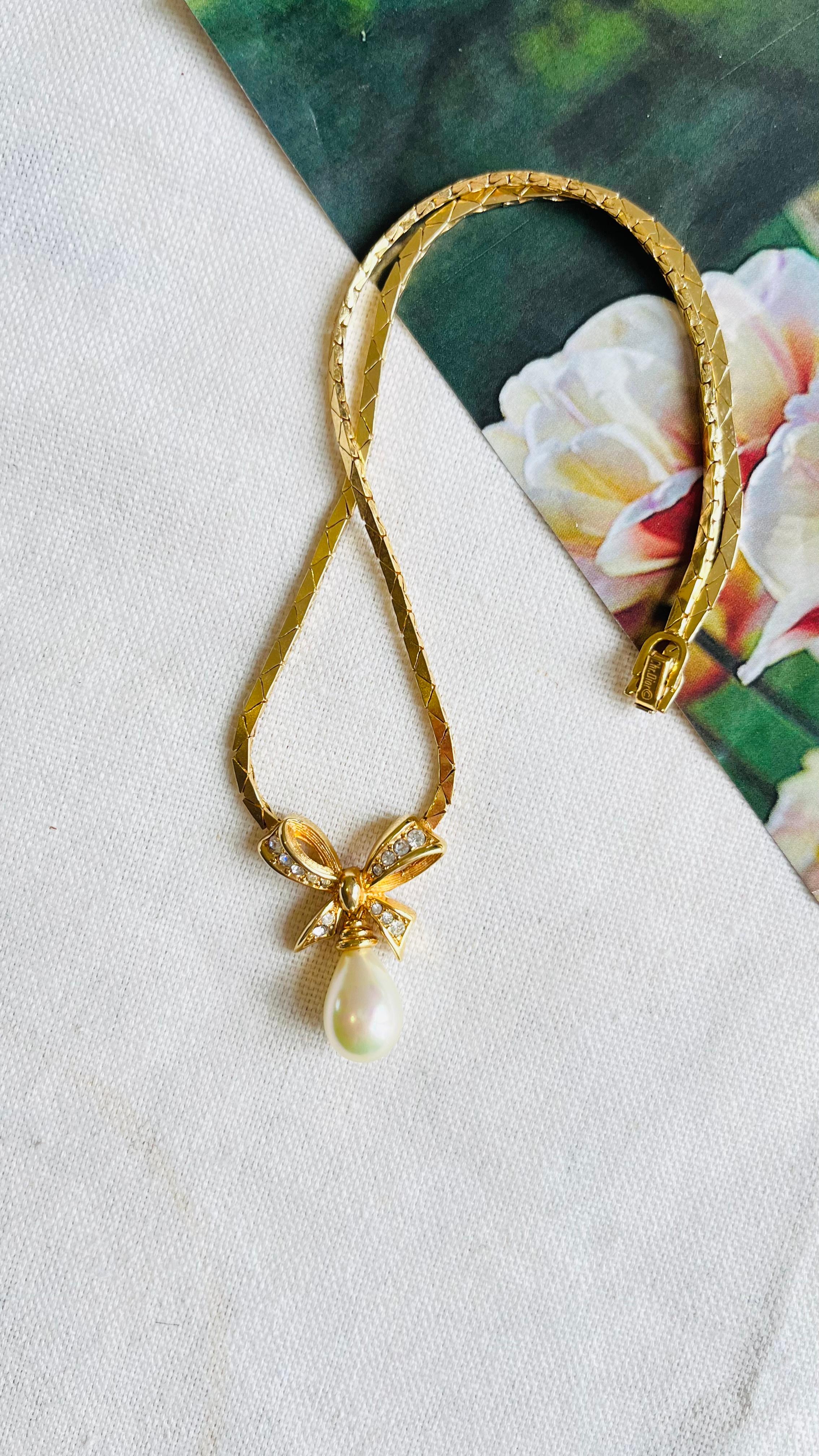 Christian Dior Vintage 1980s Crystals Bow Pearl Teardrop Gold Pendant Necklace In Excellent Condition For Sale In Wokingham, England
