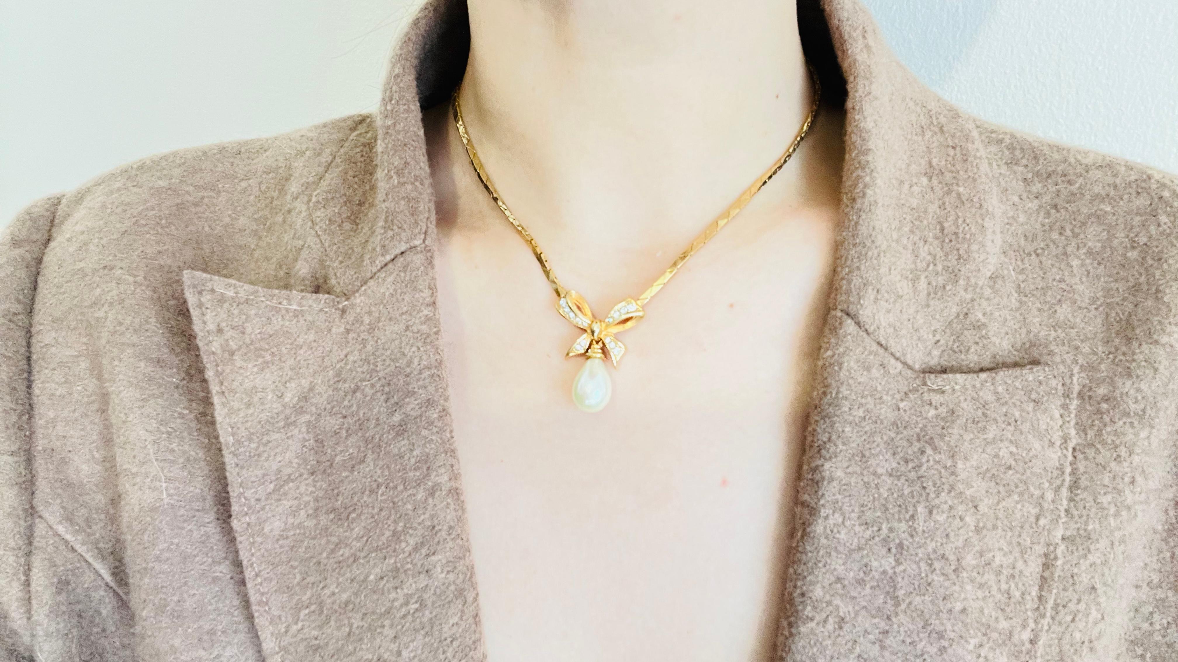 Christian Dior Vintage 1980s Crystals Bow Pearl Teardrop Gold Pendant Necklace For Sale 1