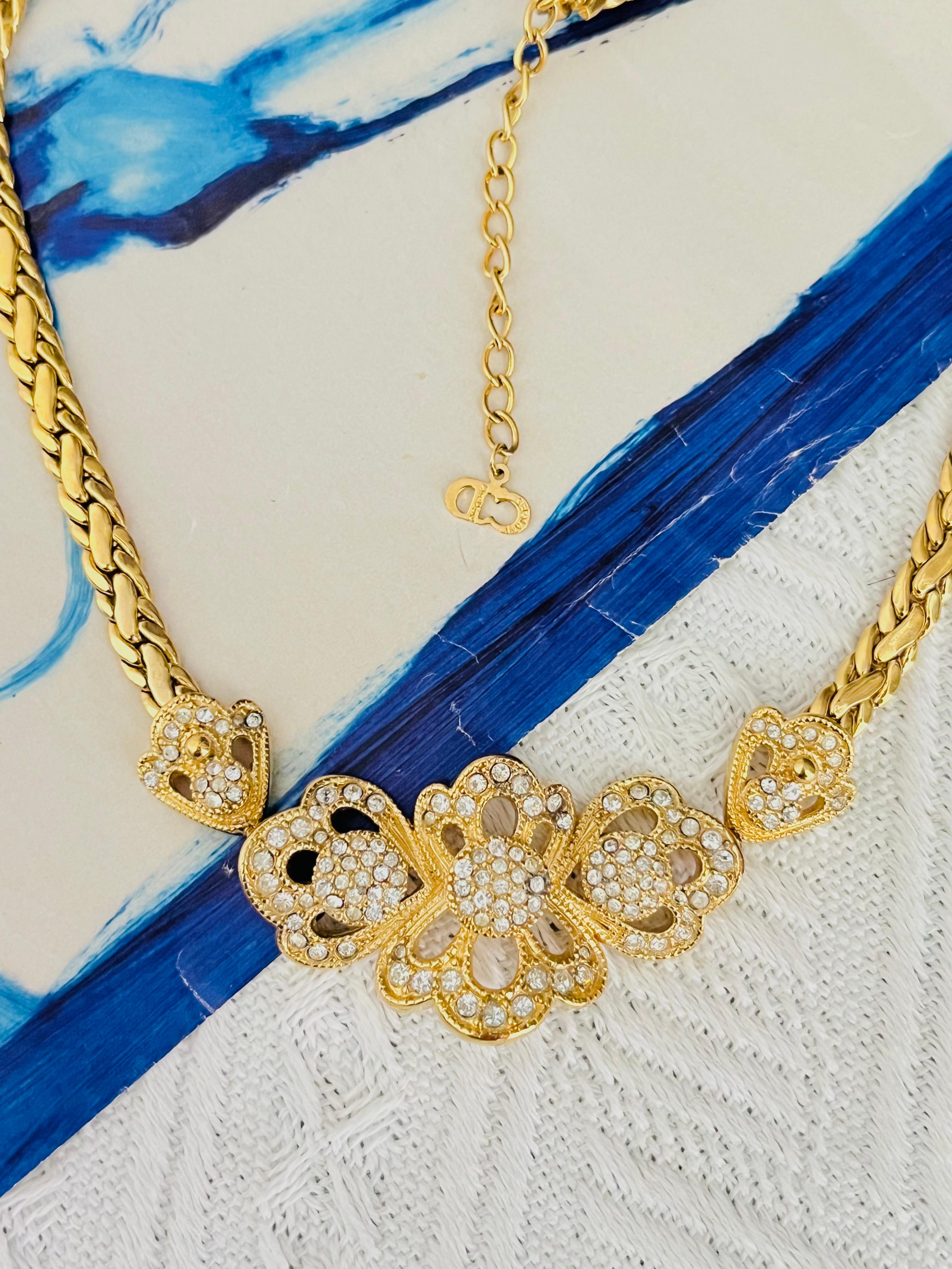 Christian Dior Vintage 1980s Symmetric Crystals Cluster Flower Leaf Openwork Braided Elegant Pendant Necklace, Gold Tone

Très bon état. Aucune pierre n'a été perdue. Seule une légère perte de couleur au niveau du pendentif est à peine perceptible.