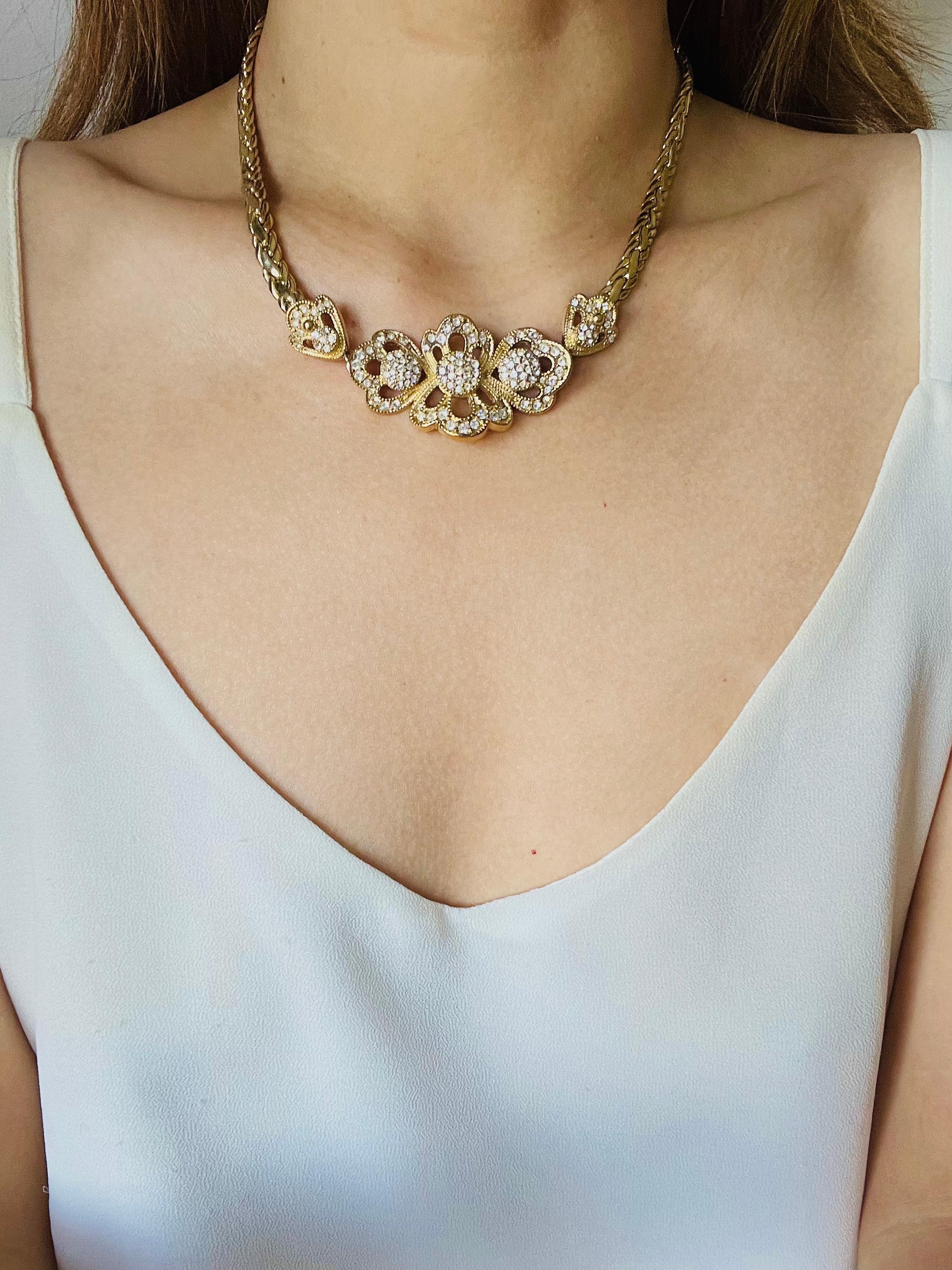 Christian Dior, collier tressé ajouré avec fleurs en grappes de cristaux, années 1980 Unisexe en vente