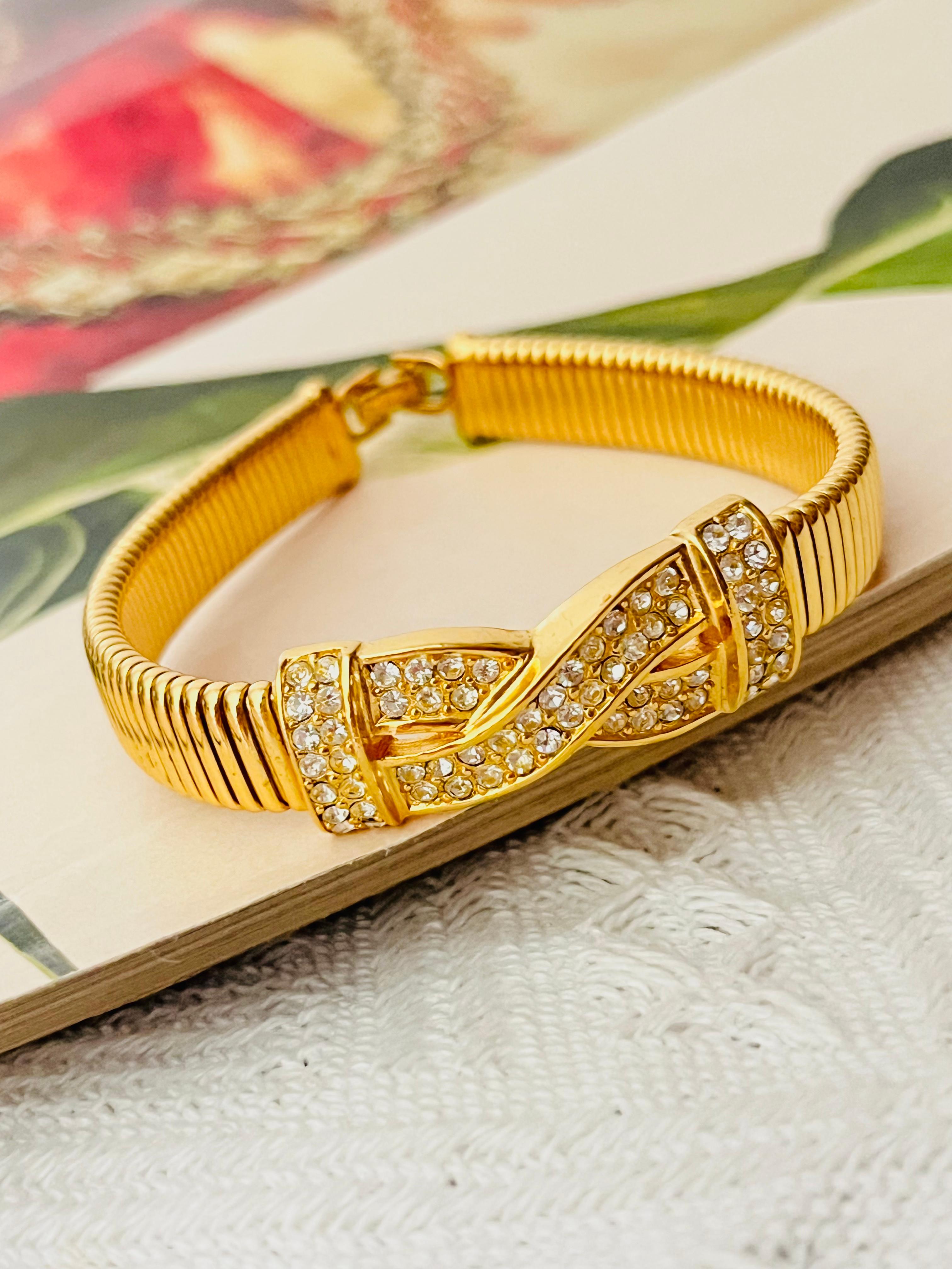 Christian Dior Vintage anni '80 Unisex Cristalli Croce Interbloccata Charm Omega Regolabile Catena a Nastro Modernista, Tono Oro

Condizioni eccellenti. Non ci sono pietre perse. Forse leggeri graffi o perdita di colore, appena percettibili. 100%