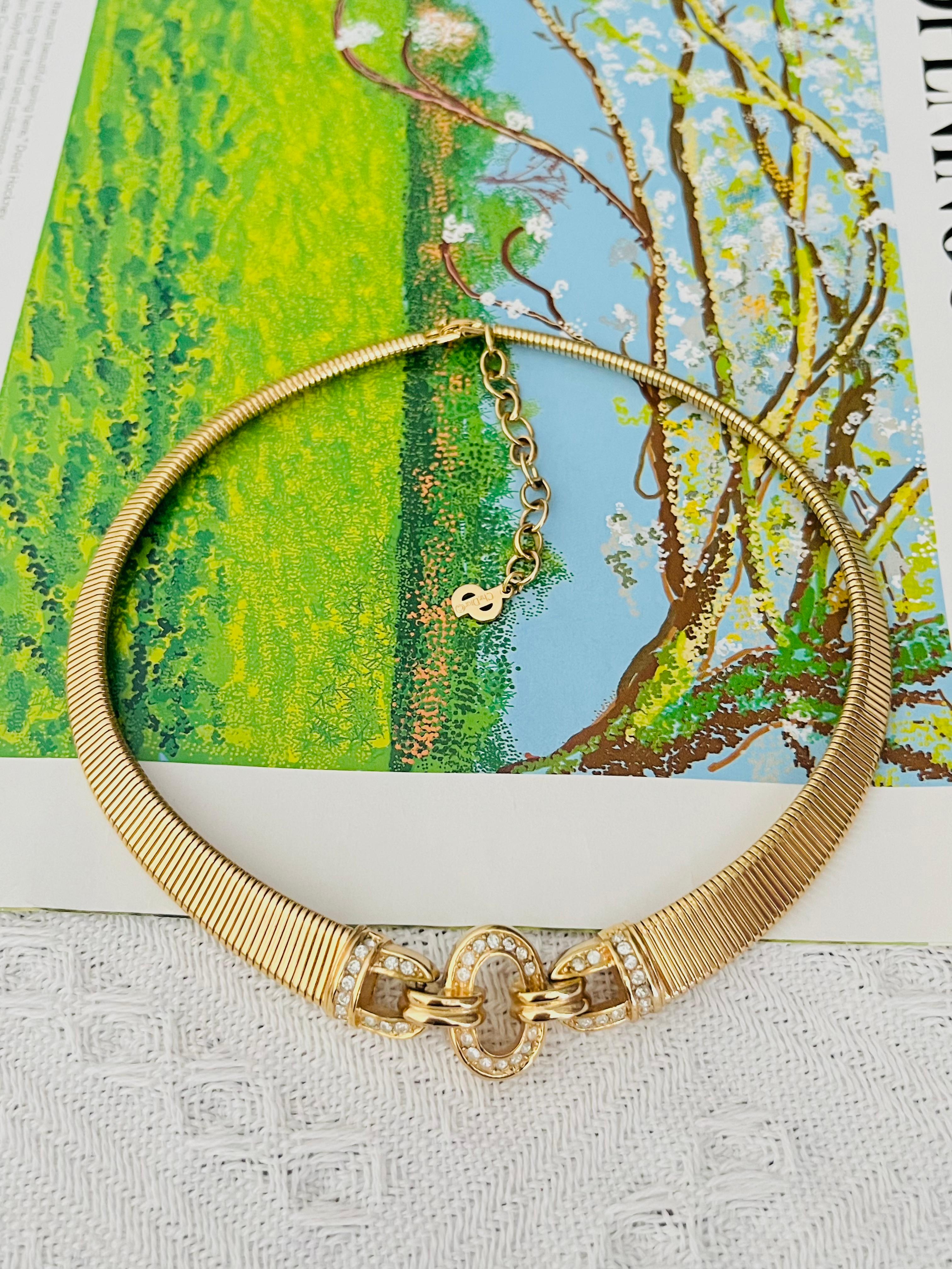 Christian Dior Vintage anni '80 Unisex Ciondolo ovale simmetrico con cristalli interlacciati, regolabile a coste Omega Modernista, Collana Choker, tonalità oro

Ottime condizioni. Forse leggeri graffi di perdita di colore, ma nessuna pietra persa.