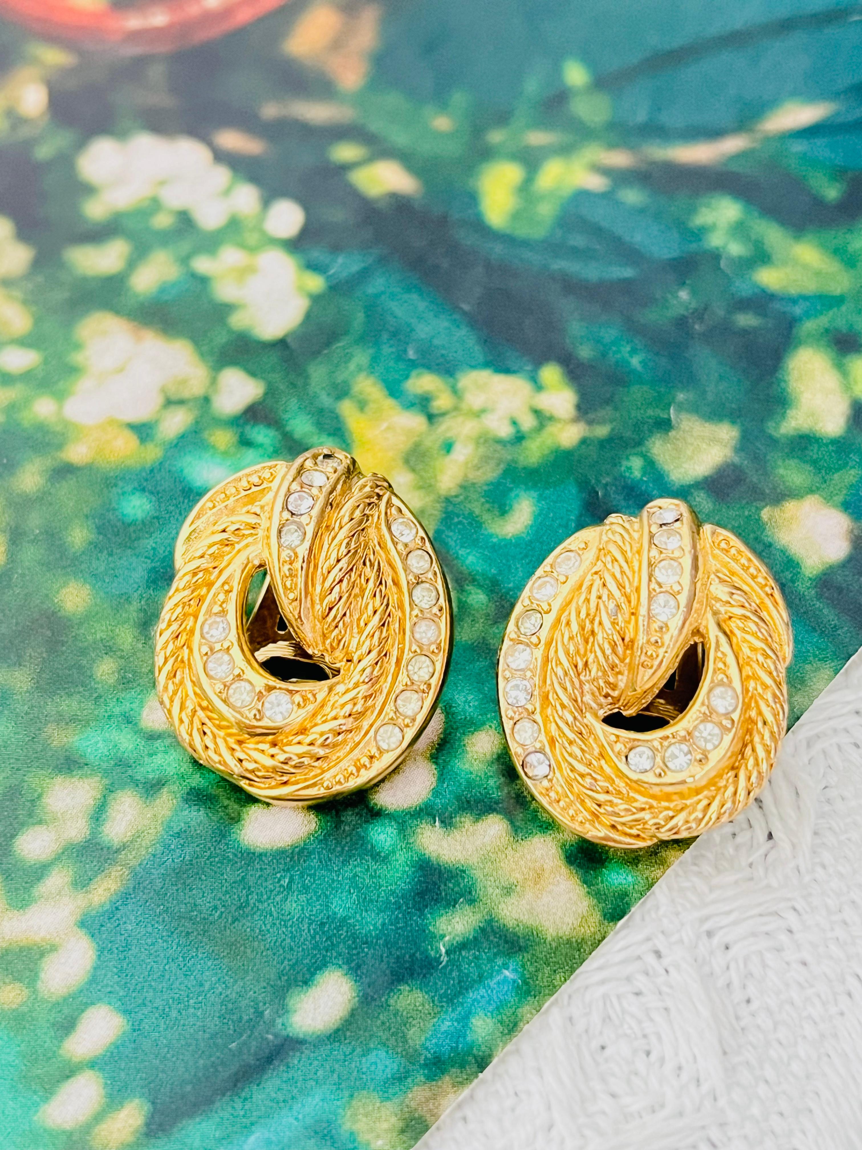 Christian Dior Vintage 1980s Unisex Crystals Knot Twist Spiral Rope Oval Openwork Chunky Modernist Clip Earrings, Gold Tone

Very good condition. Very light scratches or colour loss, barely noticeable. 100% Genuine. 

A very beautiful pair of