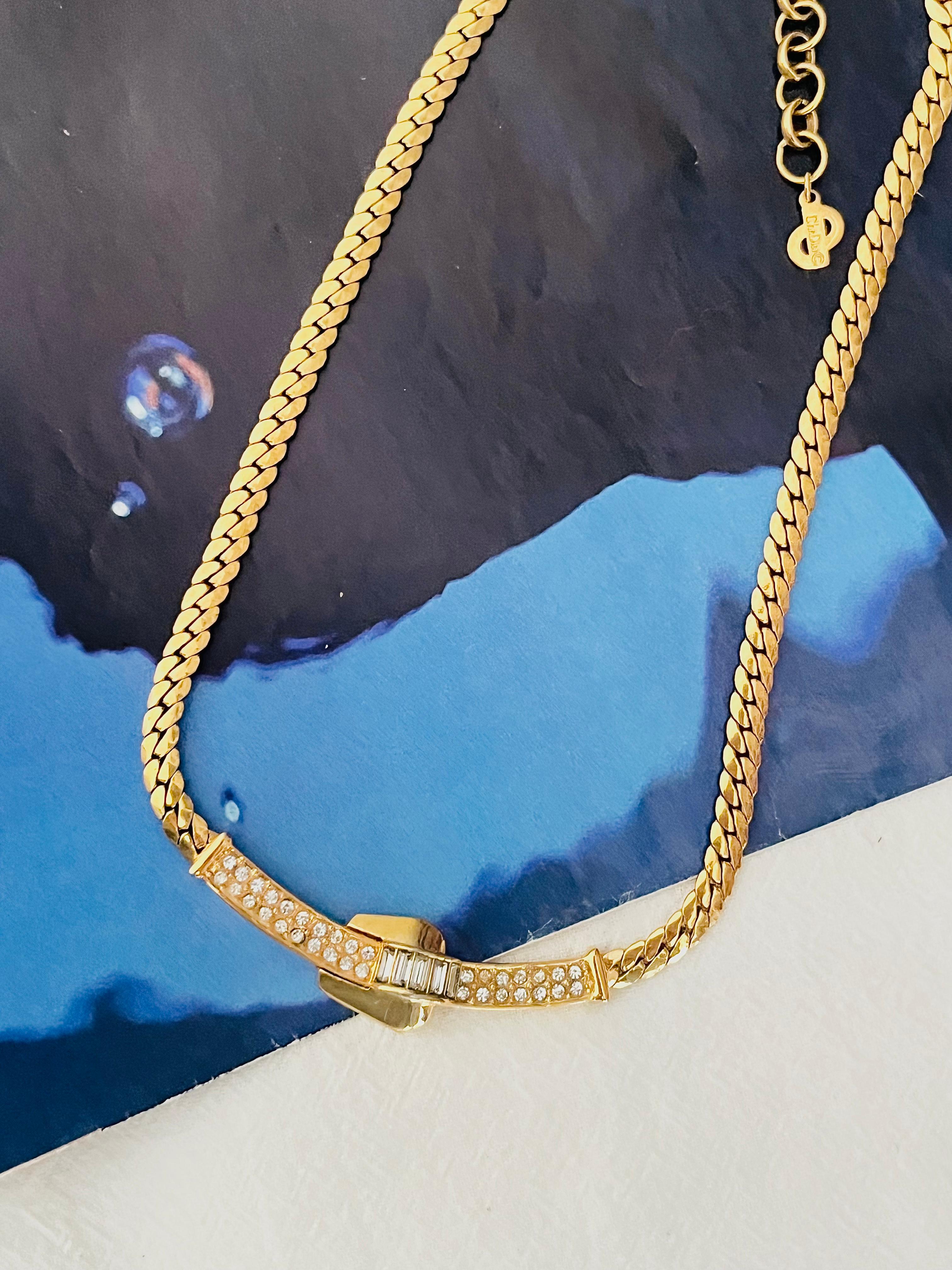 Women's or Men's Christian Dior Vintage 1980s Crystals Lock Long Bar Twist Pendant Gold Necklace For Sale