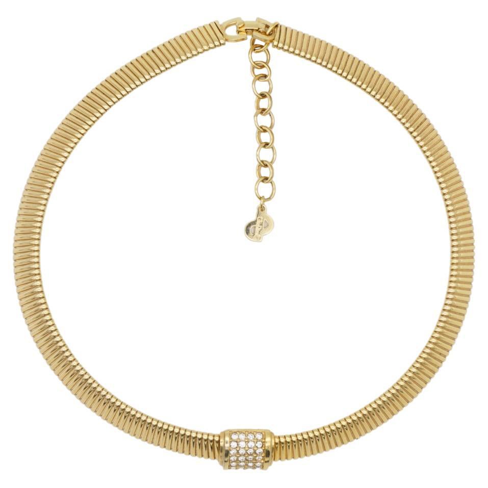 Christian Dior Vintage 1980s Kristalle funkelnde Quadrat Anhänger Omega Choker Kragen Halskette, vergoldet

Sehr guter Zustand. 100% echt.

Gezeichnet 'Chr.Dior (C)'. Selten zu finden.

Dieses Stück stammt aus den 1980er Jahren und verfügt über