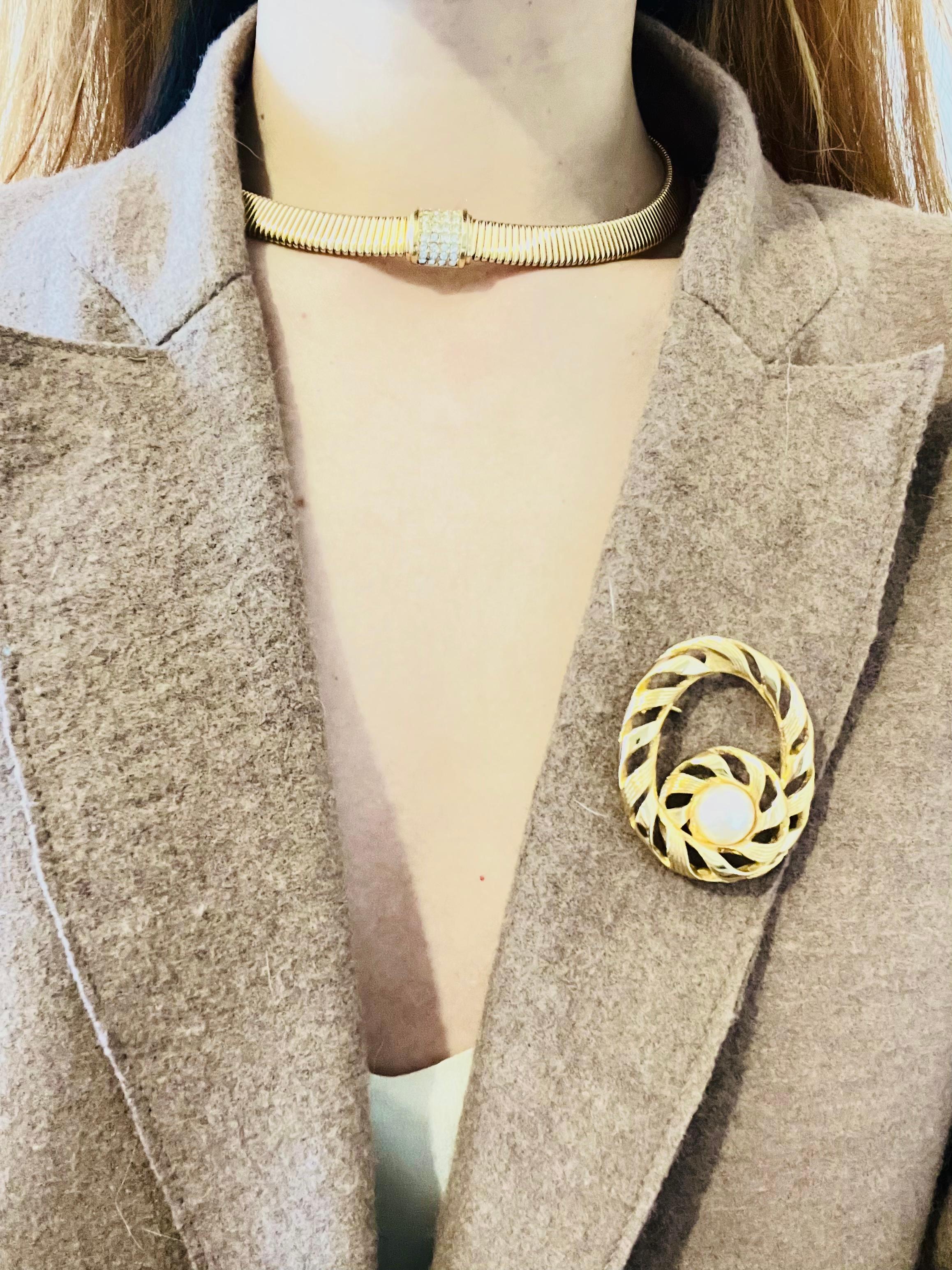 Christian Dior Vintage 1980s Crystals Square Pendant Omega Choker Gold Necklace For Sale 1