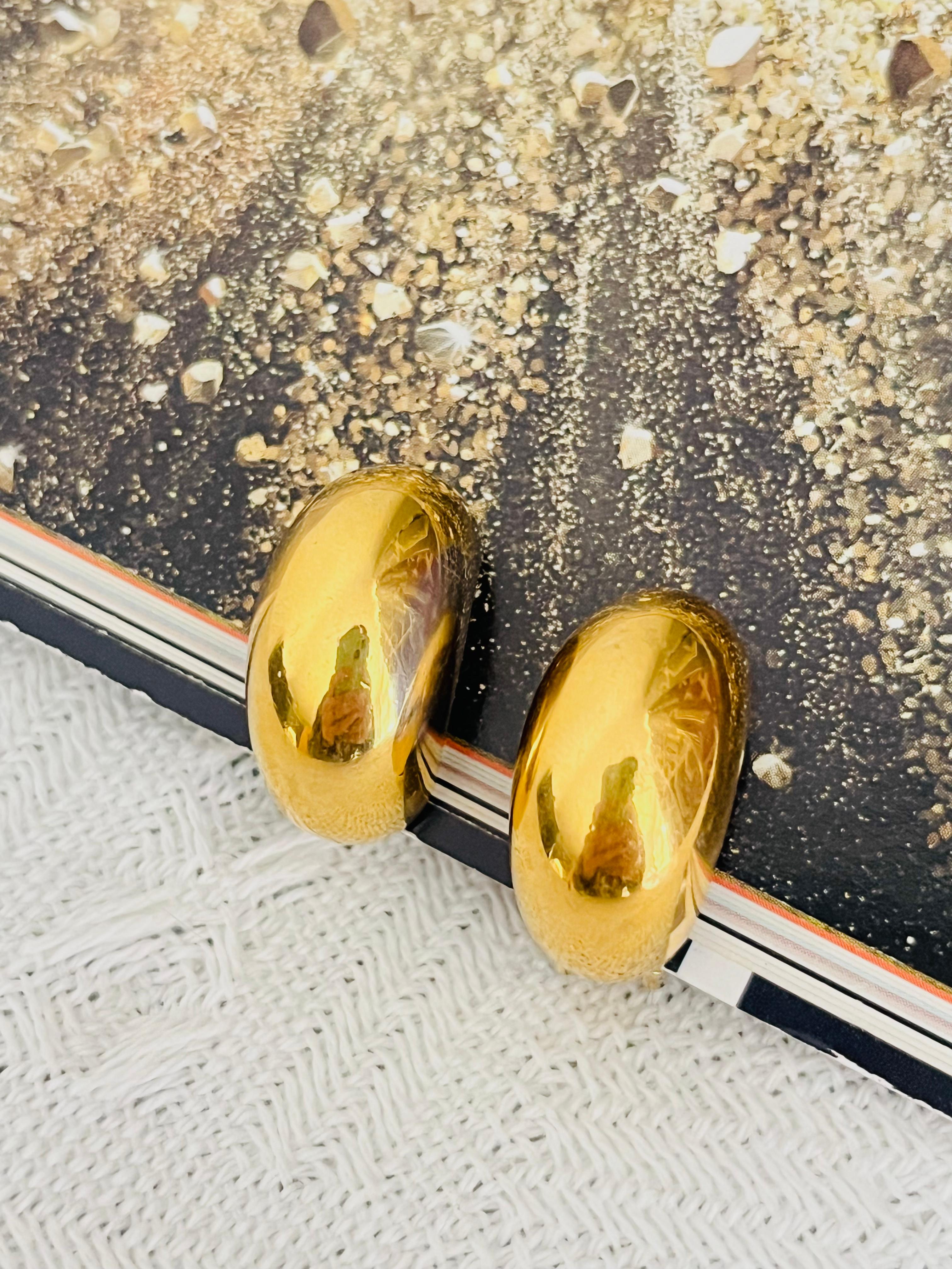 Christian Dior Vintage 1980s Demi Hoop Semi Circle Glow Dome Monderist Clip Earrings, Gold Tone

Good condition. Light scratches and some colour loss, still very good to wear. Very popular. 100% Genuine.

A very beautiful pair of earrings by Chr.