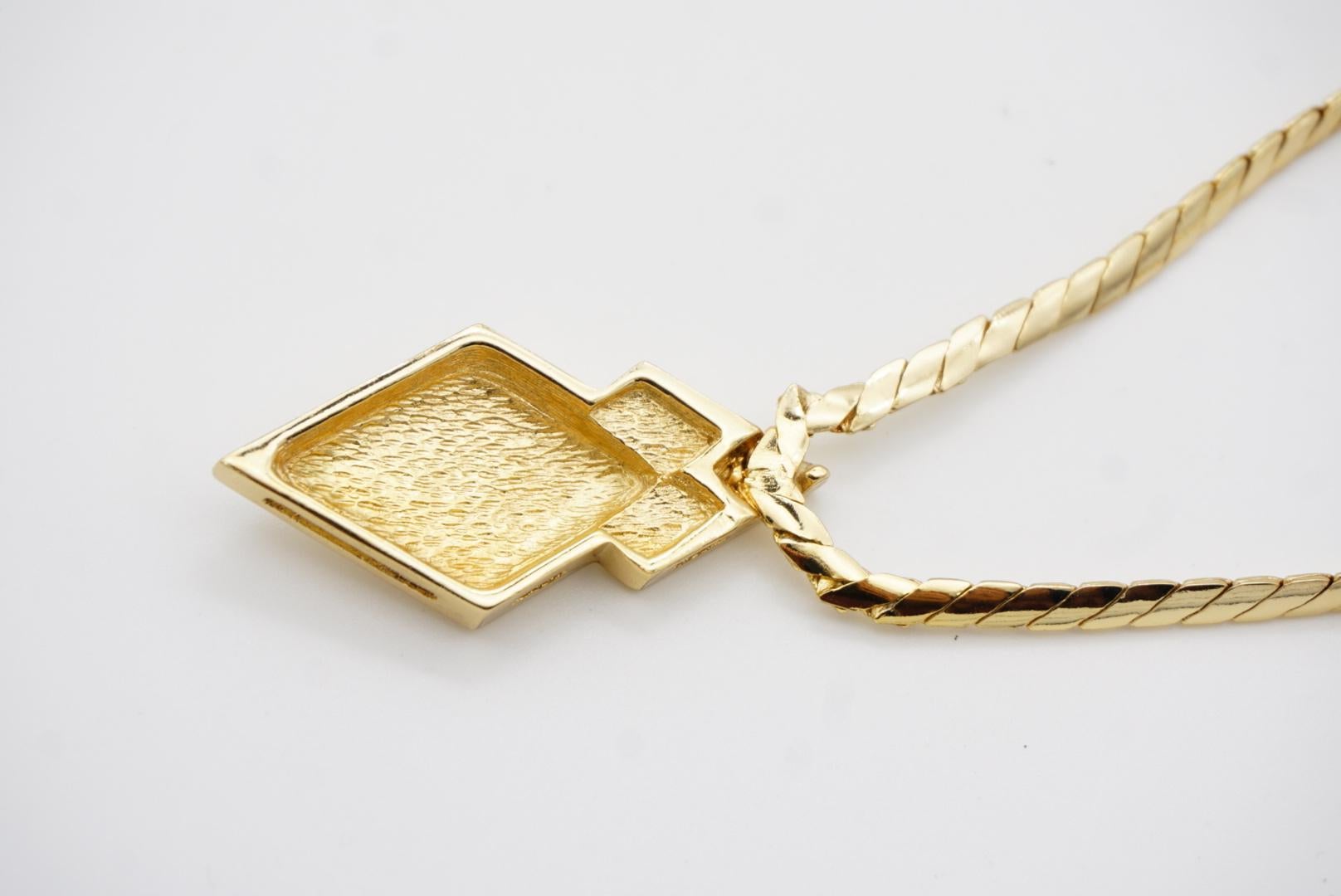 Christian Dior Vintage 1980s Diamond Beige Enamel V Crystals Pendant Necklace For Sale 7