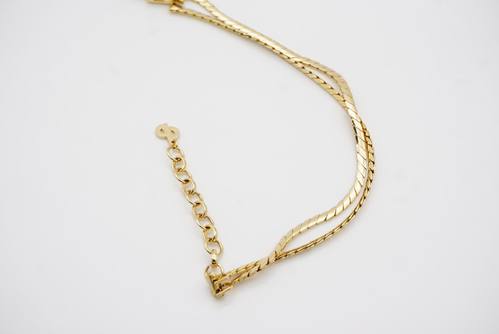 Christian Dior Vintage 1980s Diamond Beige Enamel V Crystals Pendant Necklace For Sale 8