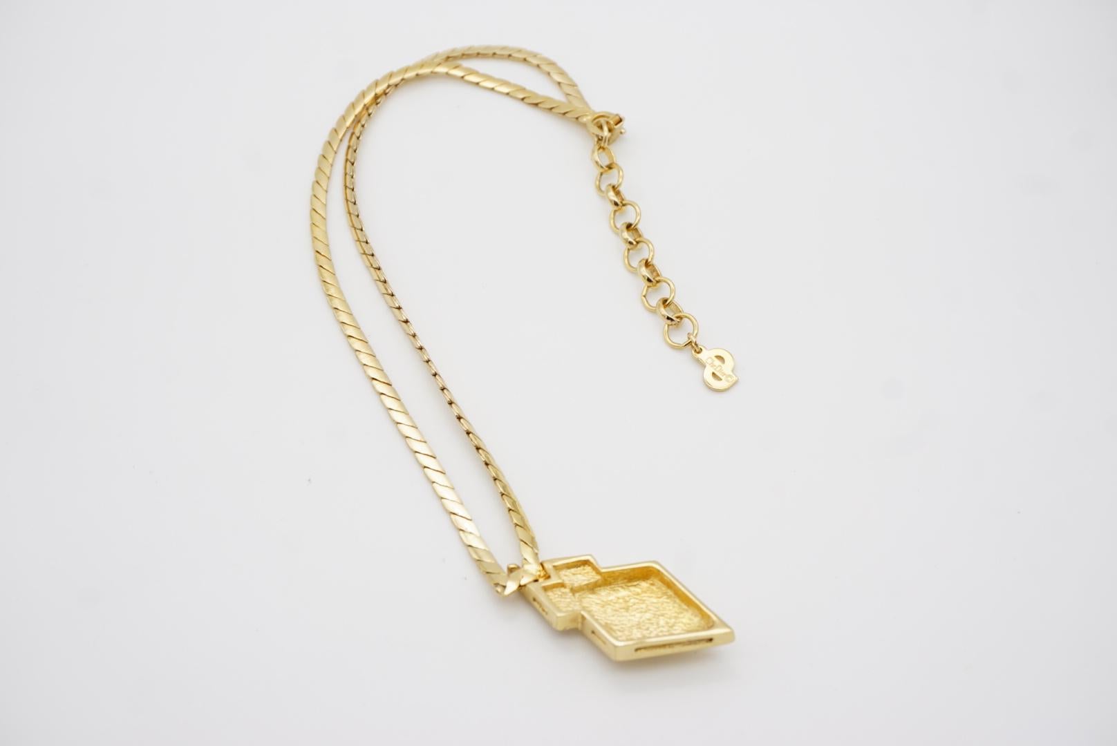 Christian Dior Vintage 1980s Diamond Beige Enamel V Crystals Pendant Necklace For Sale 9