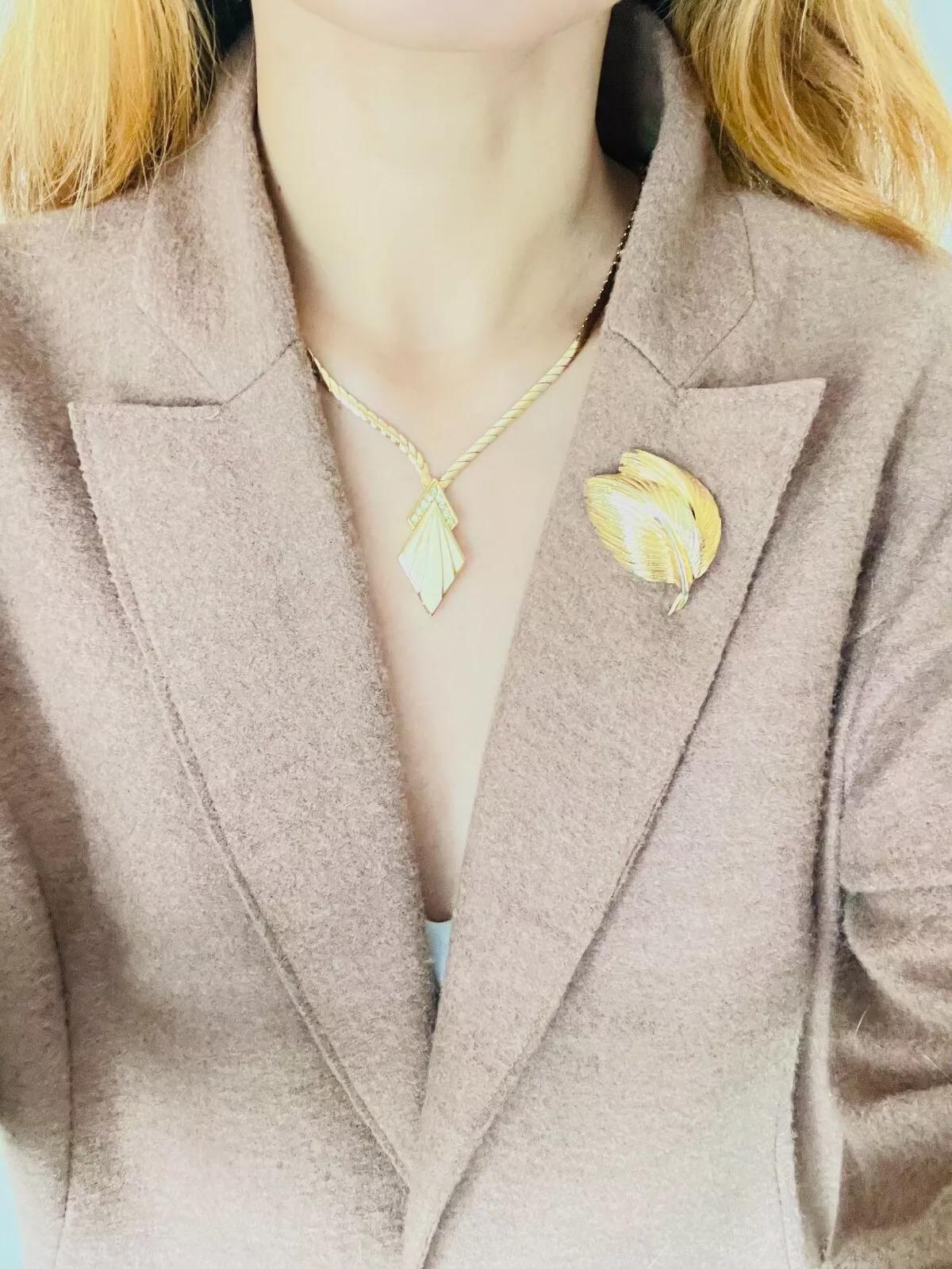 Christian Dior Vintage 1980s Diamond Beige Enamel V Crystals Pendant Necklace For Sale 1