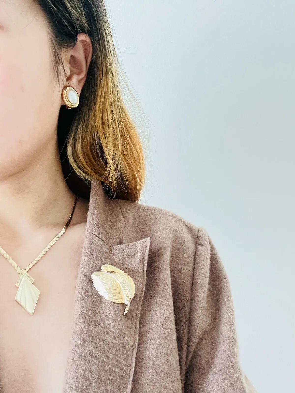 Christian Dior Vintage 1980s Diamond Beige Enamel V Crystals Pendant Necklace For Sale 2