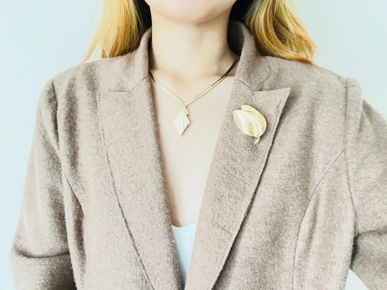 Christian Dior Vintage 1980s Diamond Beige Enamel V Crystals Pendant Necklace For Sale 3