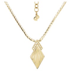 Christian Dior, collier pendentif vintage des années 1980, diamant, émail beige et cristaux en forme de V