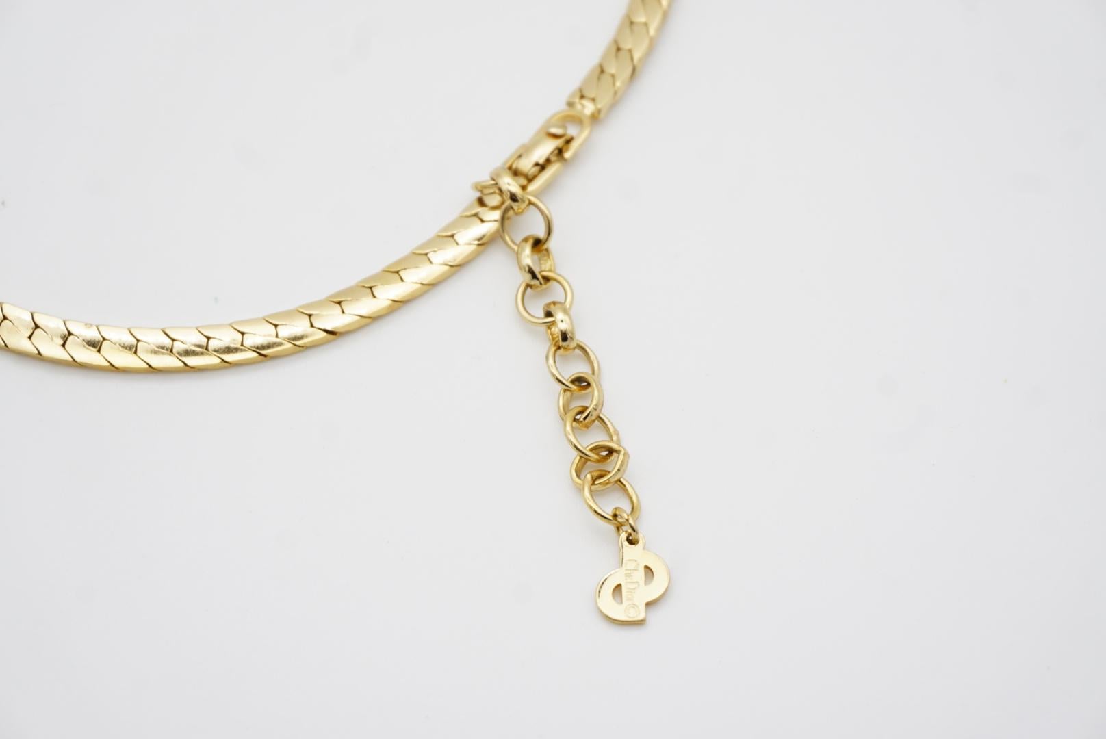 Christian Dior Vintage 1980s Diamond Crystals Beige Triangle Pendant Necklace For Sale 7