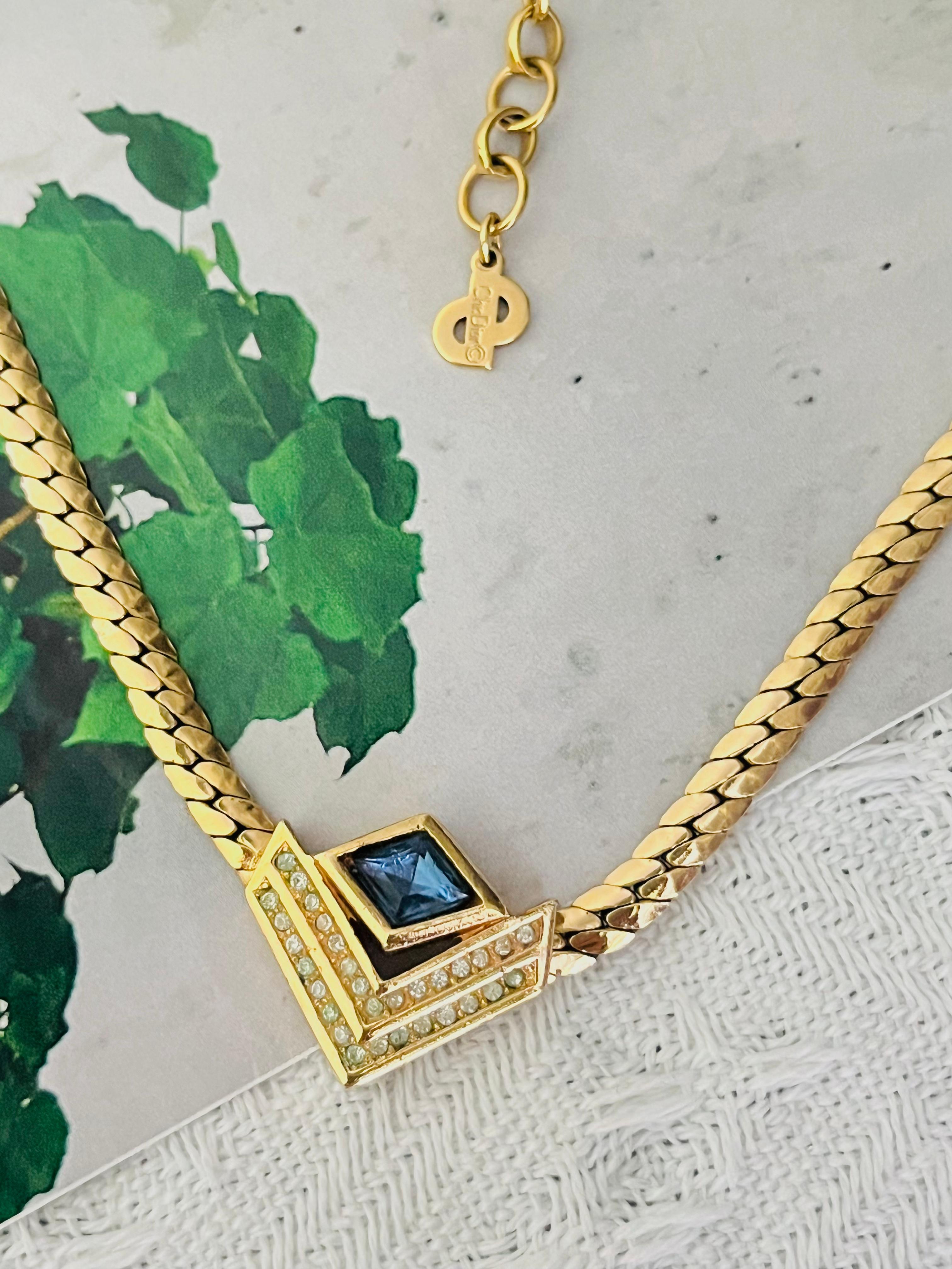 Christian Dior Vintage 1980 Unisex Diamant Saphir Bleu Marine Cristaux Double Triangle Flèche Pendentif Moderniste Elegant Collier, Plaqué Or

Très bon état. Légères rayures ou perte de couleur, vert clair des strass, à peine perceptible. 100%