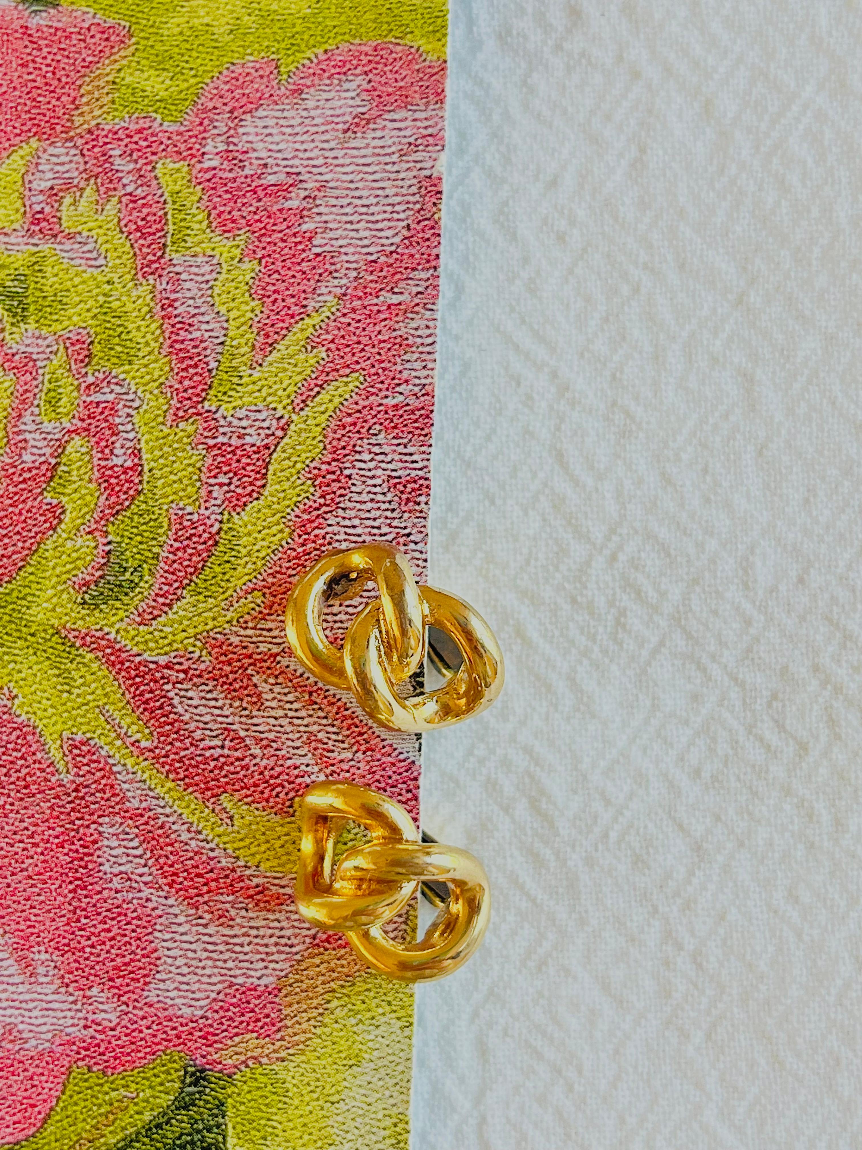 Christian Dior Vintage 1980s Double Chain Rope Interlocked Knot Clip Earrings, Gold Tone

Very good condition. Light scratches or colour loss, barely noticeable. 100% Genuine.

A very beautiful pair of earrings by Chr. DIOR, signed at the