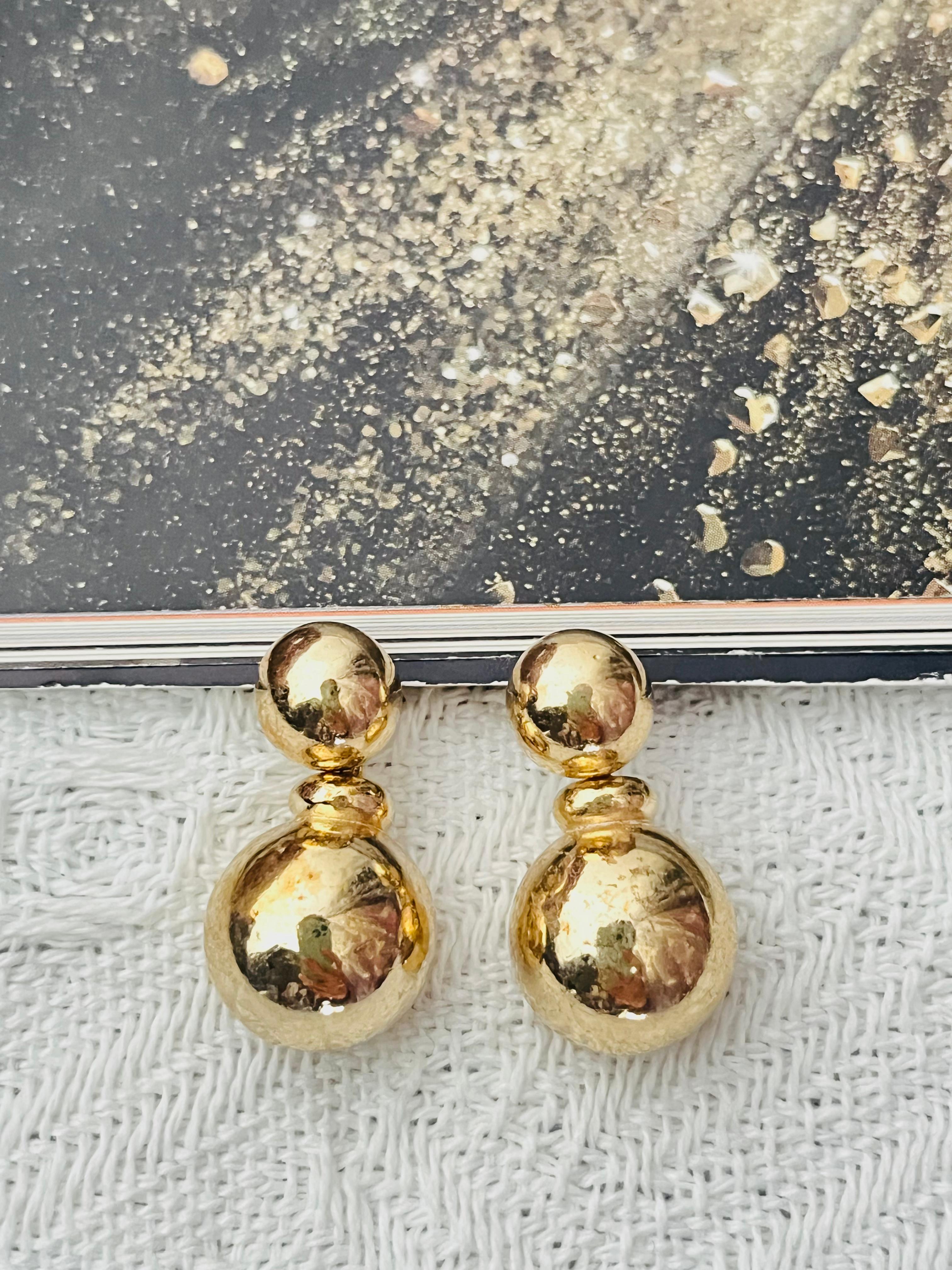 Christian Dior Vintage Década de 1980 Unisex Pendientes de Doble Bola Luminosa Círculo Cúpula Redonda Modernista Colgantes, Chapados en Oro

Buen estado. Arañazos o pérdida de color. Todavía muy bueno para llevar. 100% original.

Un par de