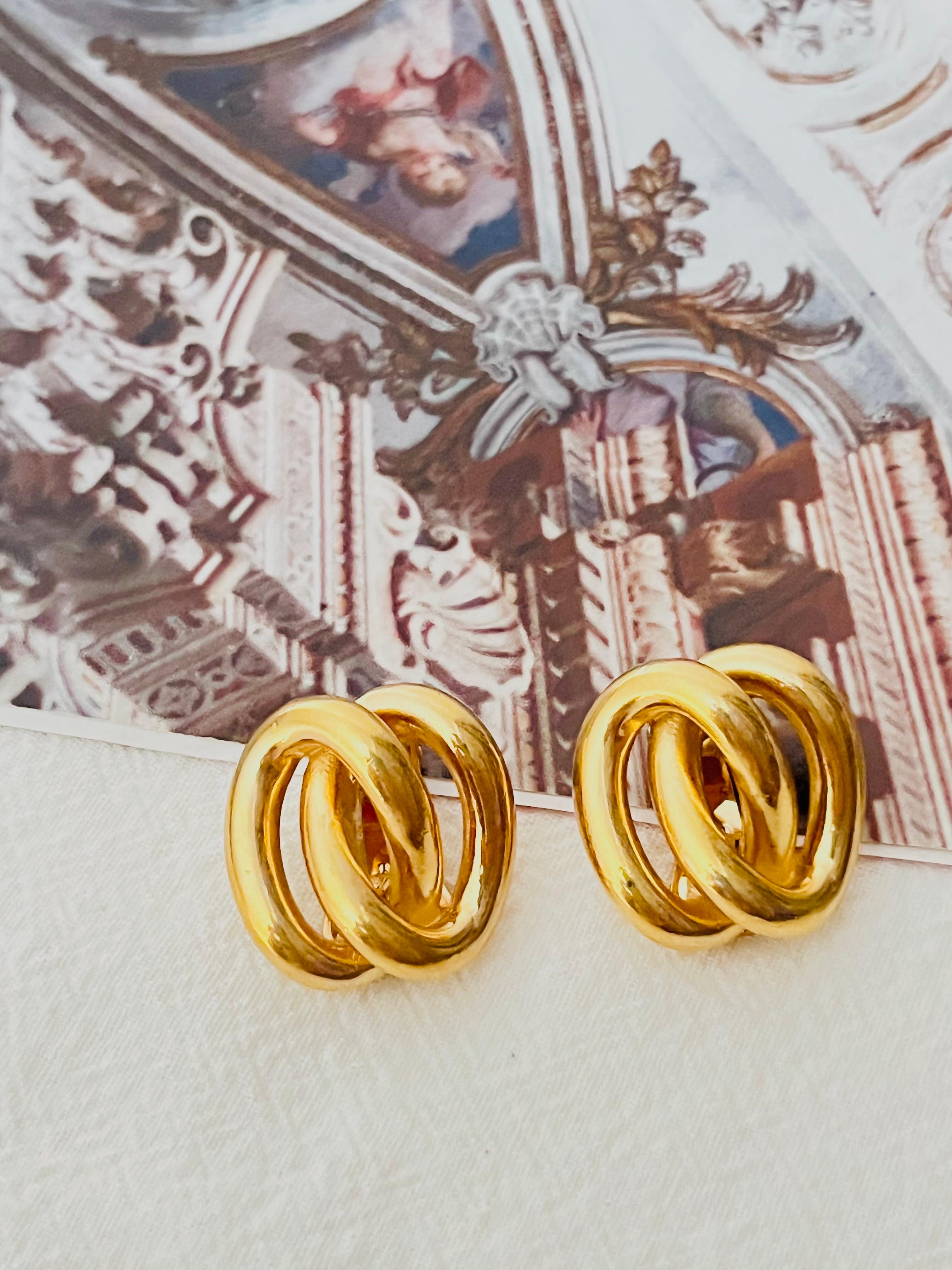 Christian Dior Vintage 1980s Unisex Double Interlocked Rope Knot Hoop Chunky Clip Earrings, Gold Tone

Very excellent condition. 100% Genuine.

A very beautiful pair of earrings by Chr. DIOR, signed at the back.

Size: 3.0*2.4 cm.

Weight: 8